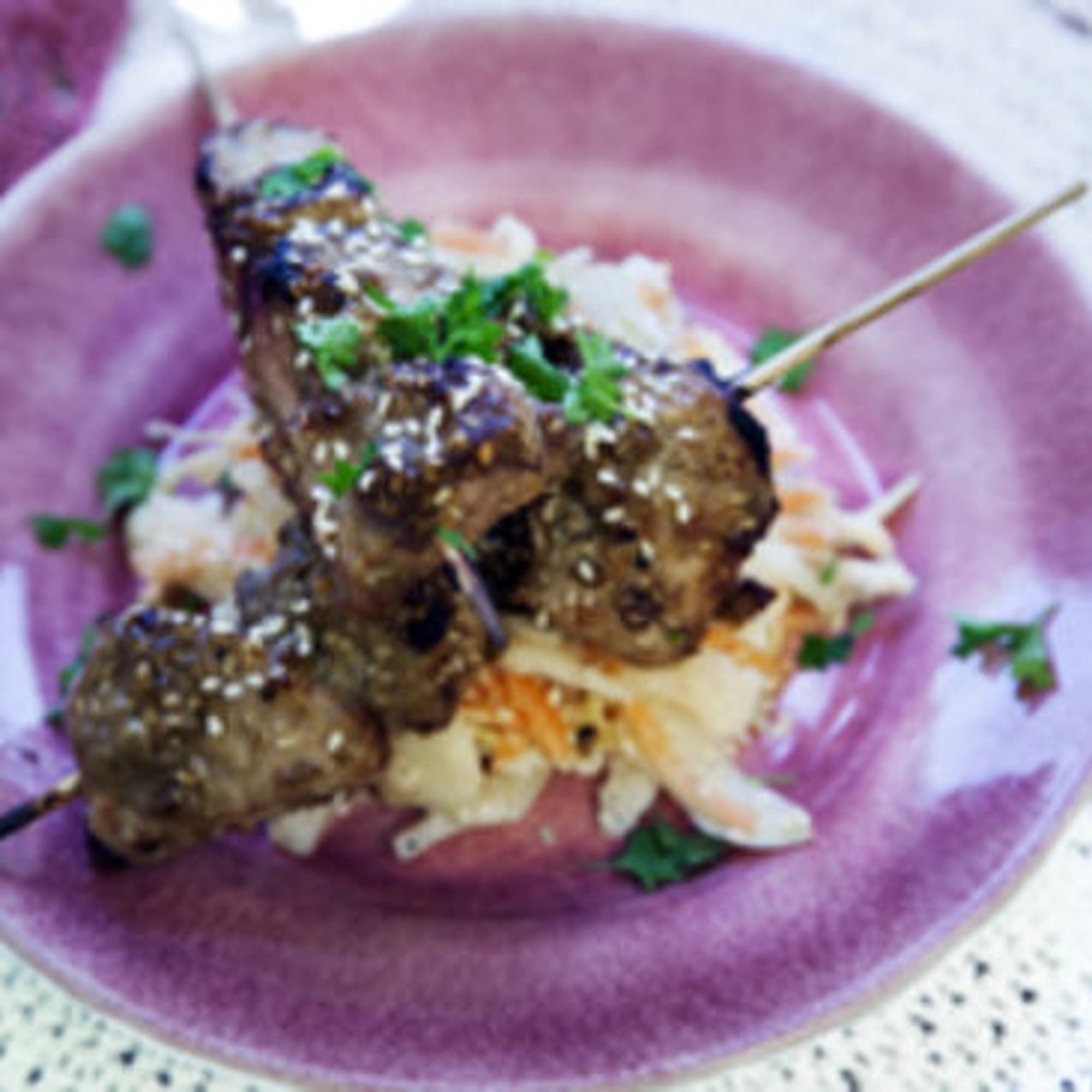 Asiatiska fläskfiléspett med coleslaw