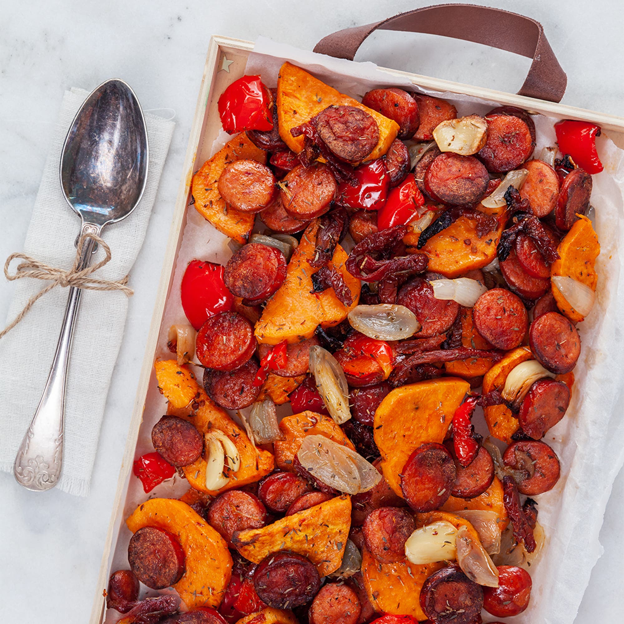 Timjanrostad sötpotatis och vegochorizo på plåt