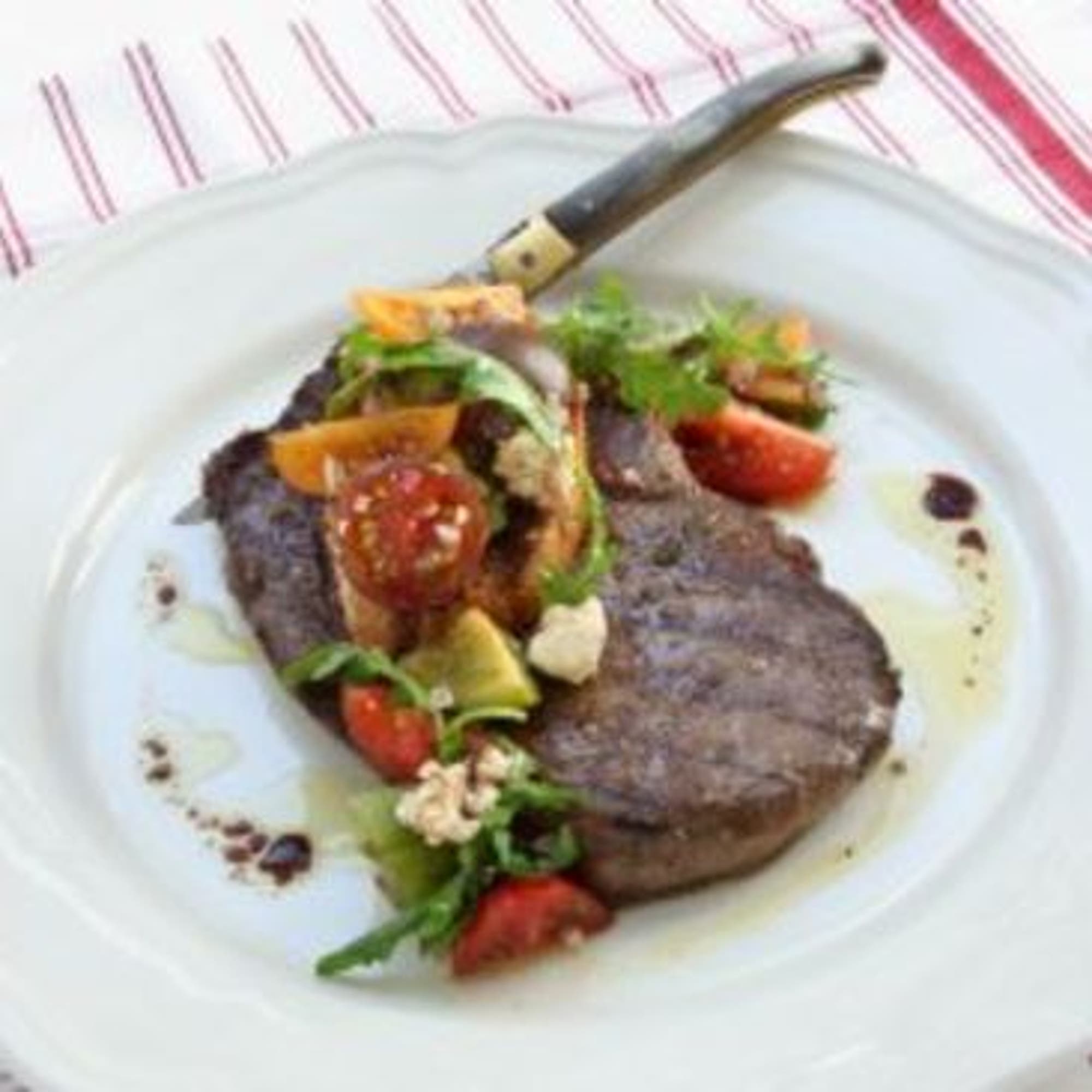 Entrecote med tomatsallad och feta