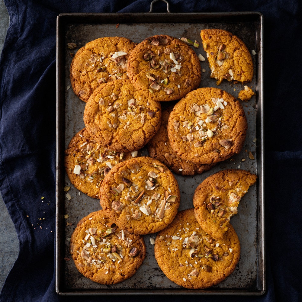 Sega saffranscookies med vit choklad och pistage