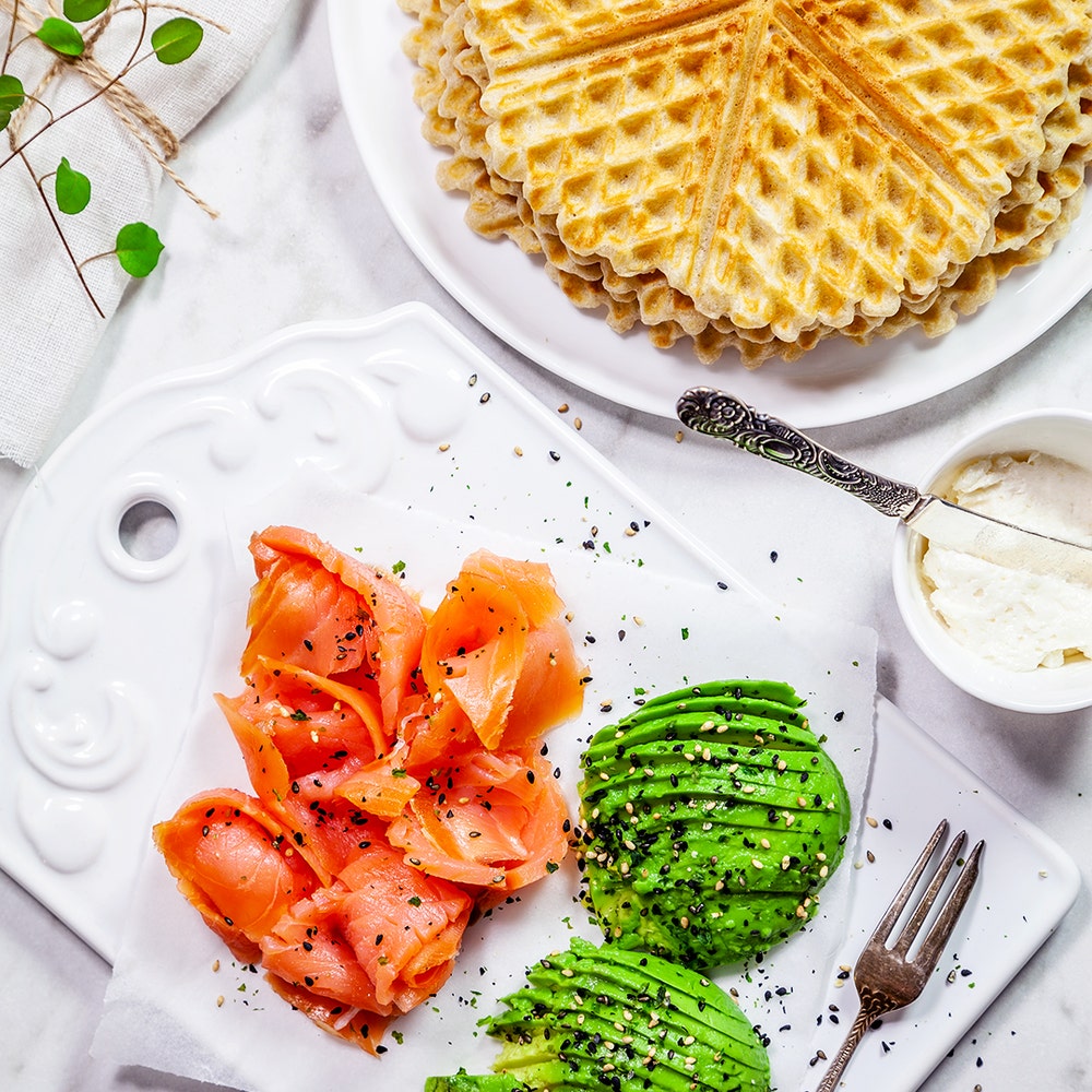 Bovetevåfflor med kallrökt lax, avokado och pepparrotsvisp