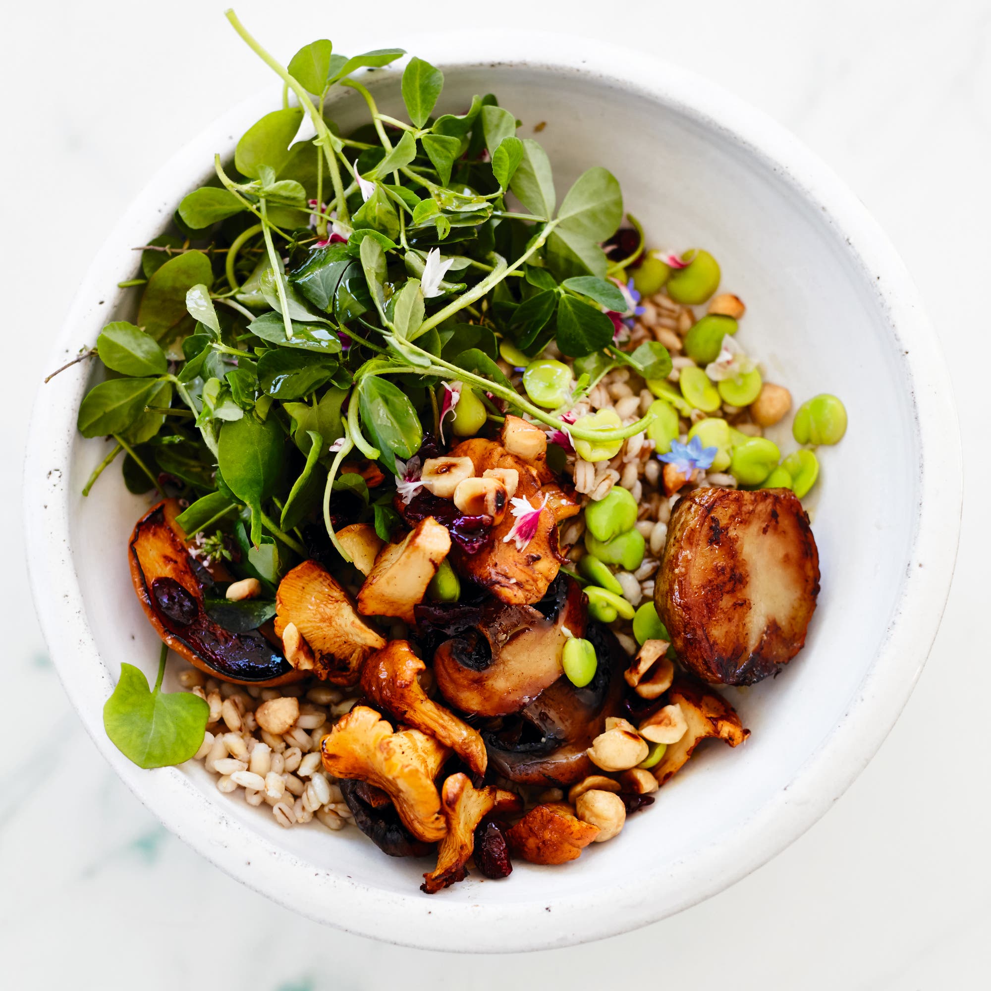 Supersallad med bönor, korn, jordärtskocka och äpple