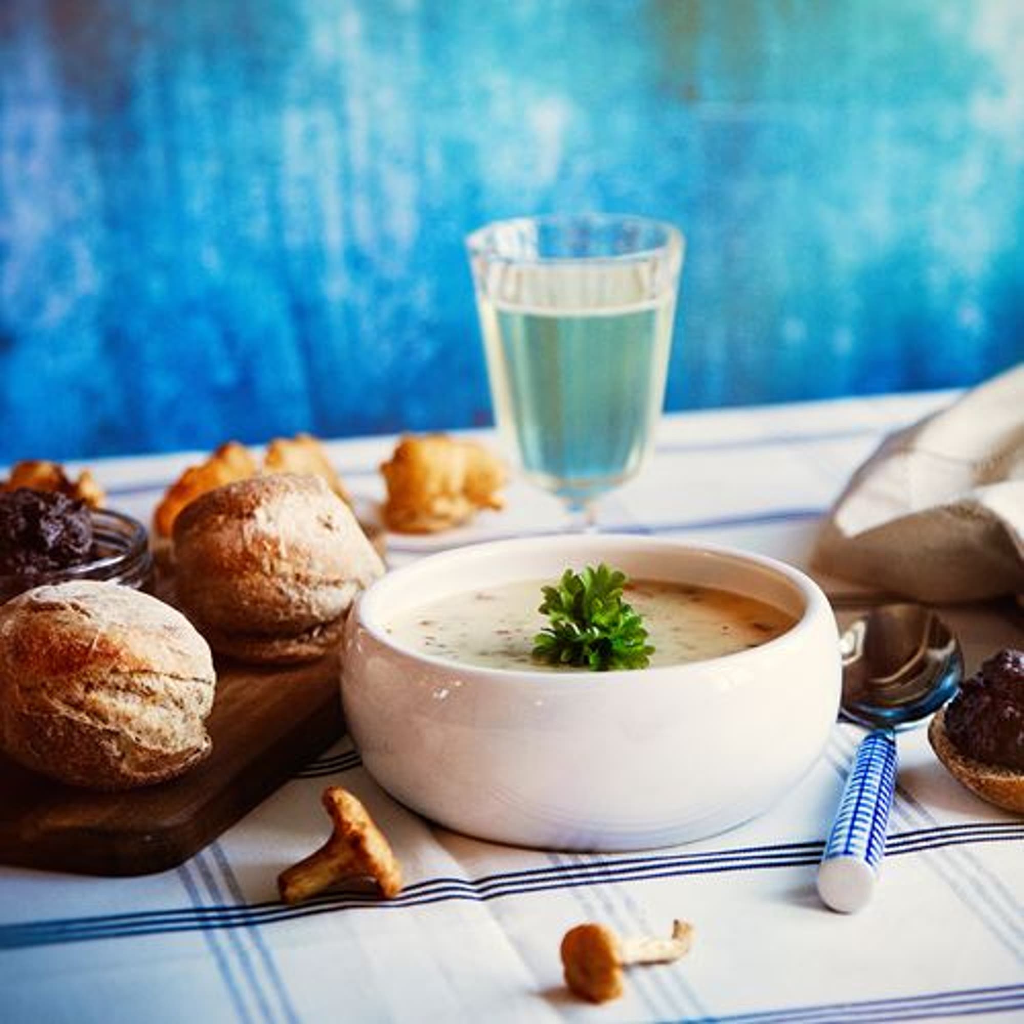 Fredriks kantarellsoppa och surdegsbröd med chili- och bönröra