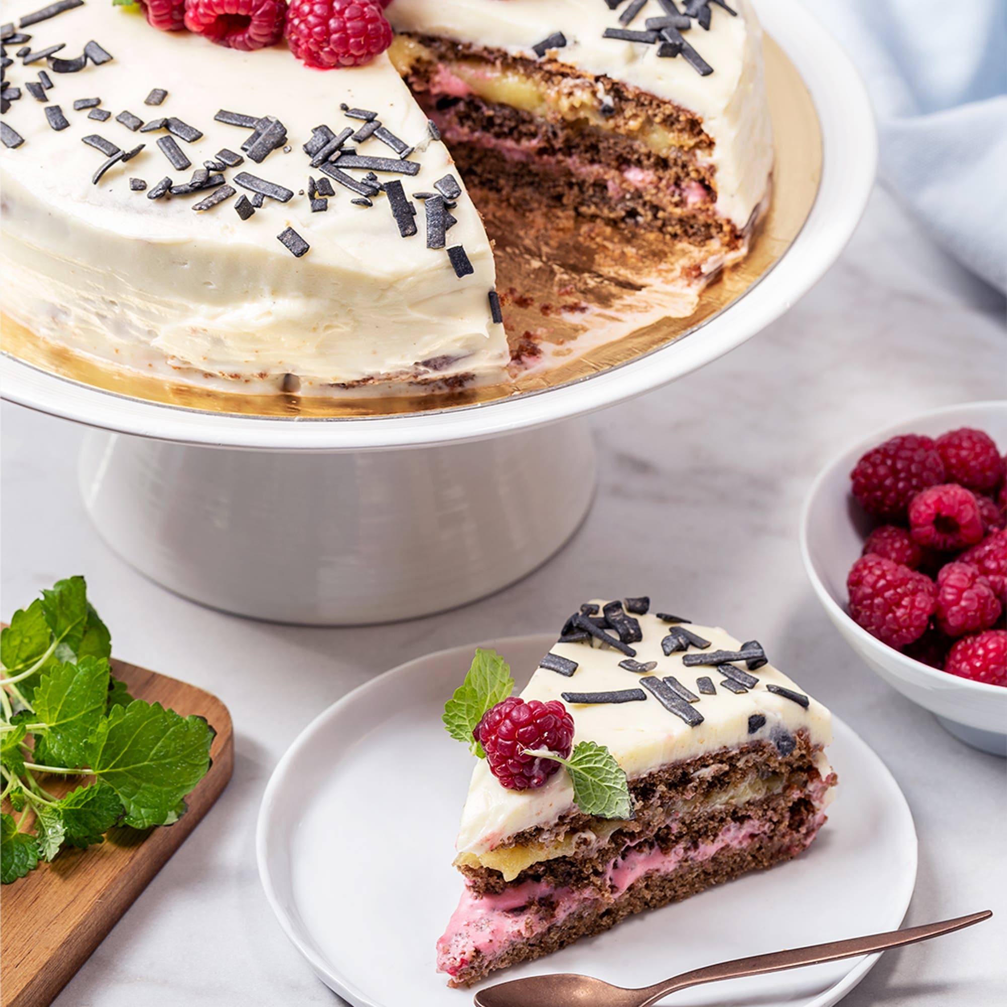 Lakritstårta med lemoncurd och hallonmousse
