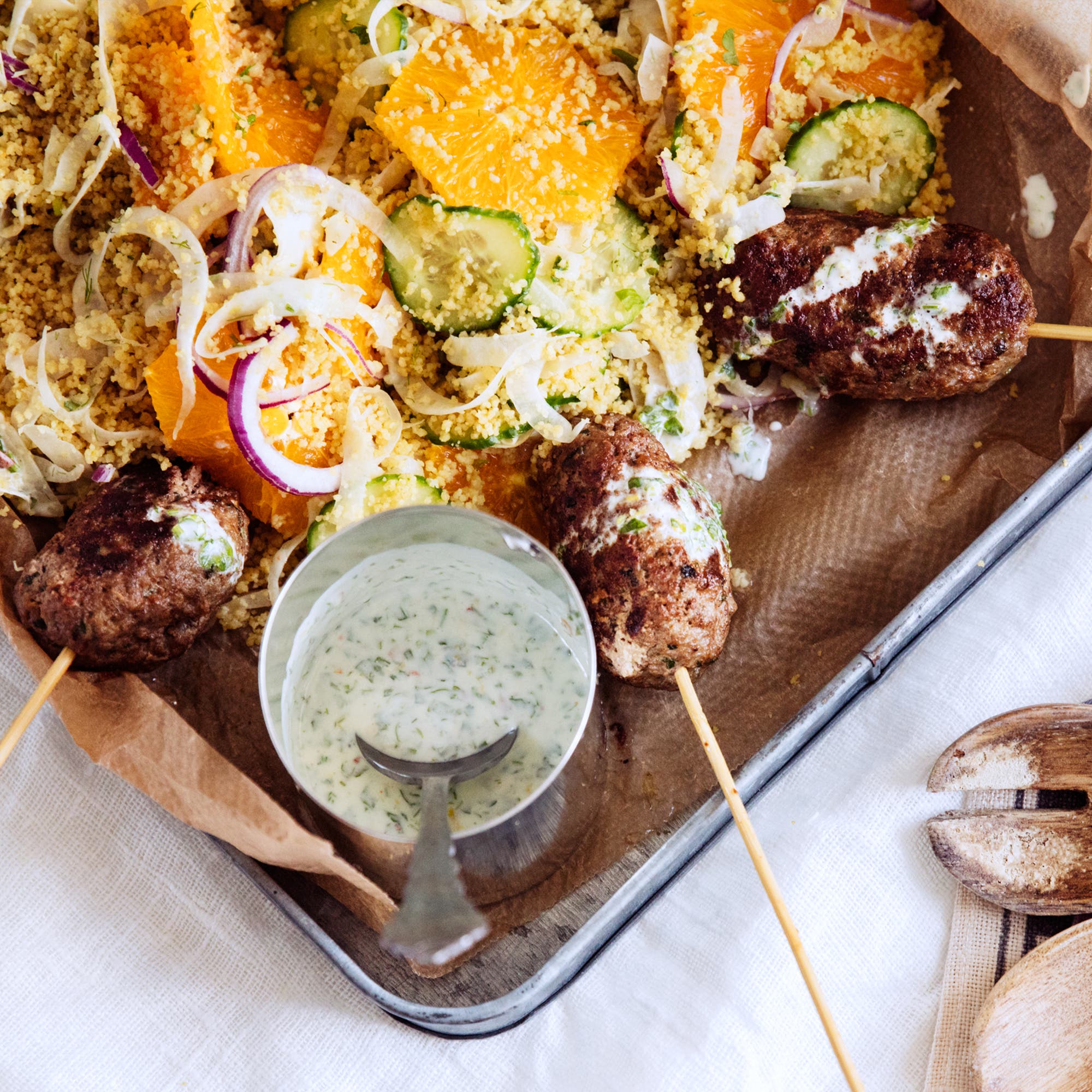 Grillade färsspett med yoghurt och couscoussallad
