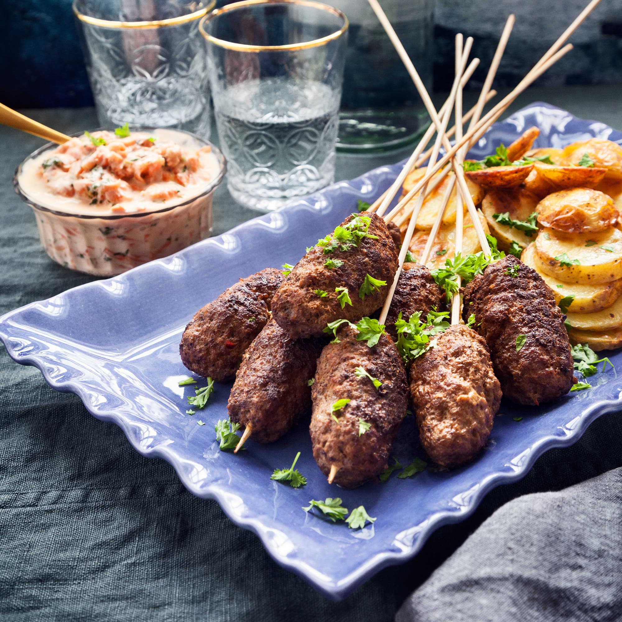 Köttfärsspett med rostad potatis och morotstzatziki