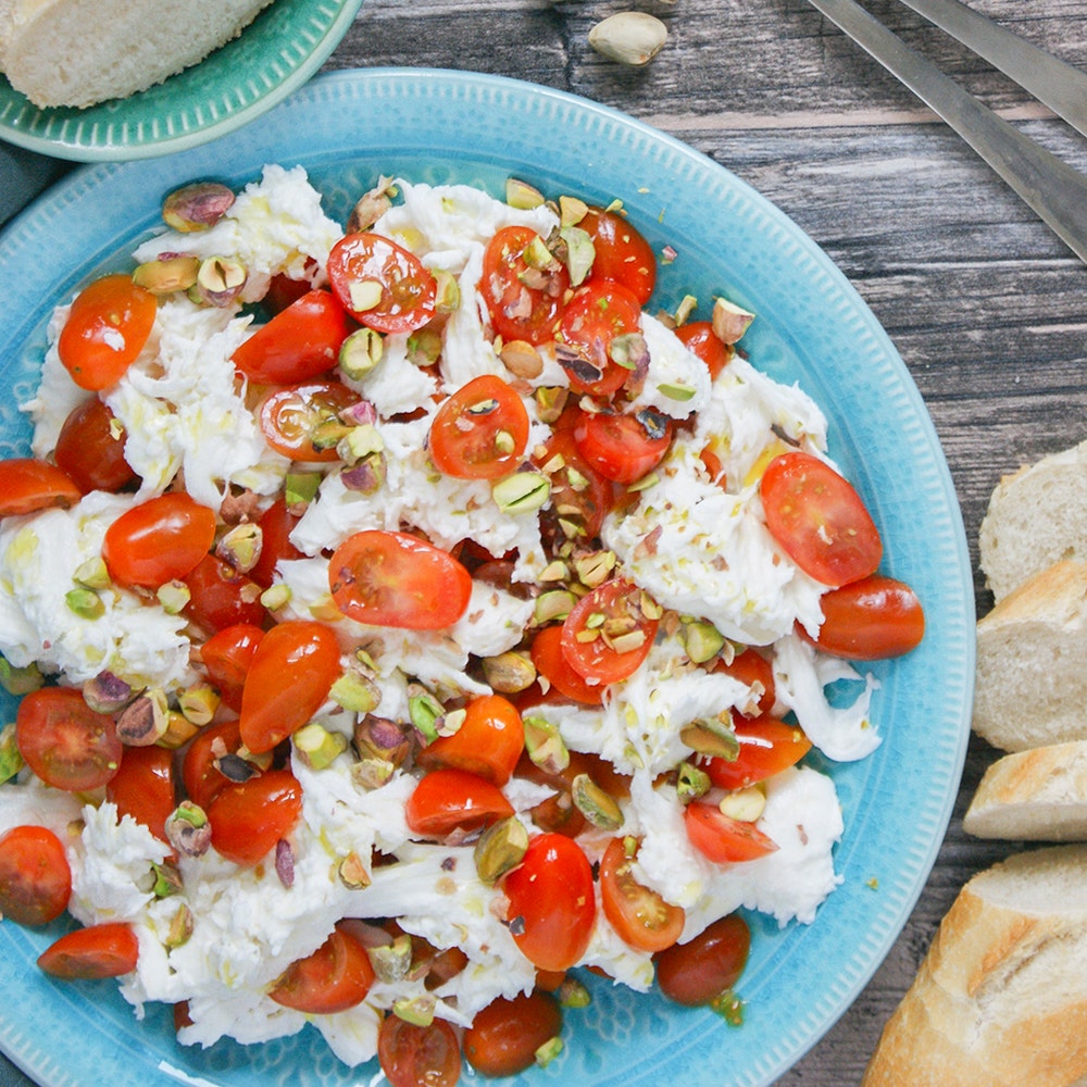 Buffelmozzarella med körsbärstomater och pistagenötter