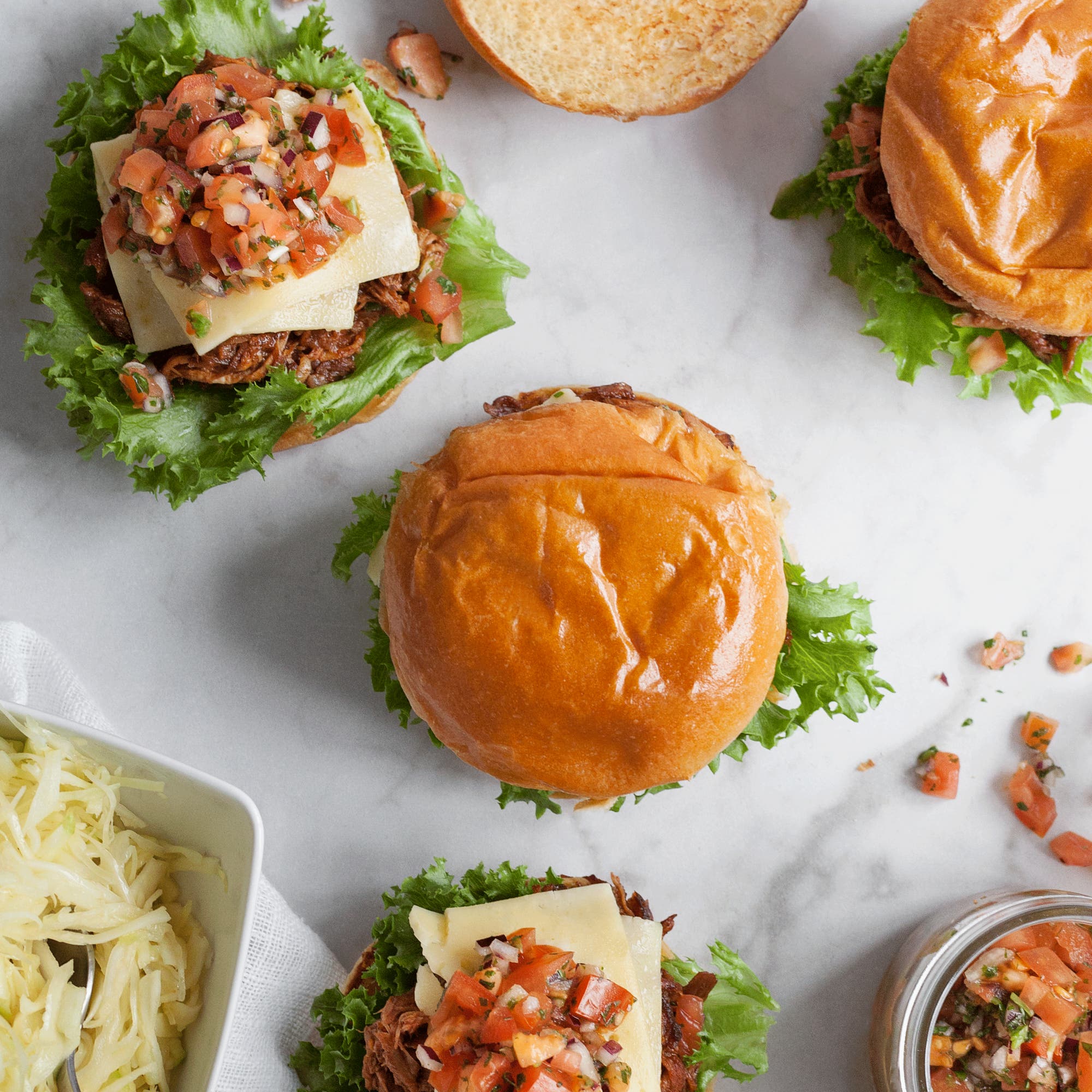 Pulled porkburgare i briochebröd med pico de gallo