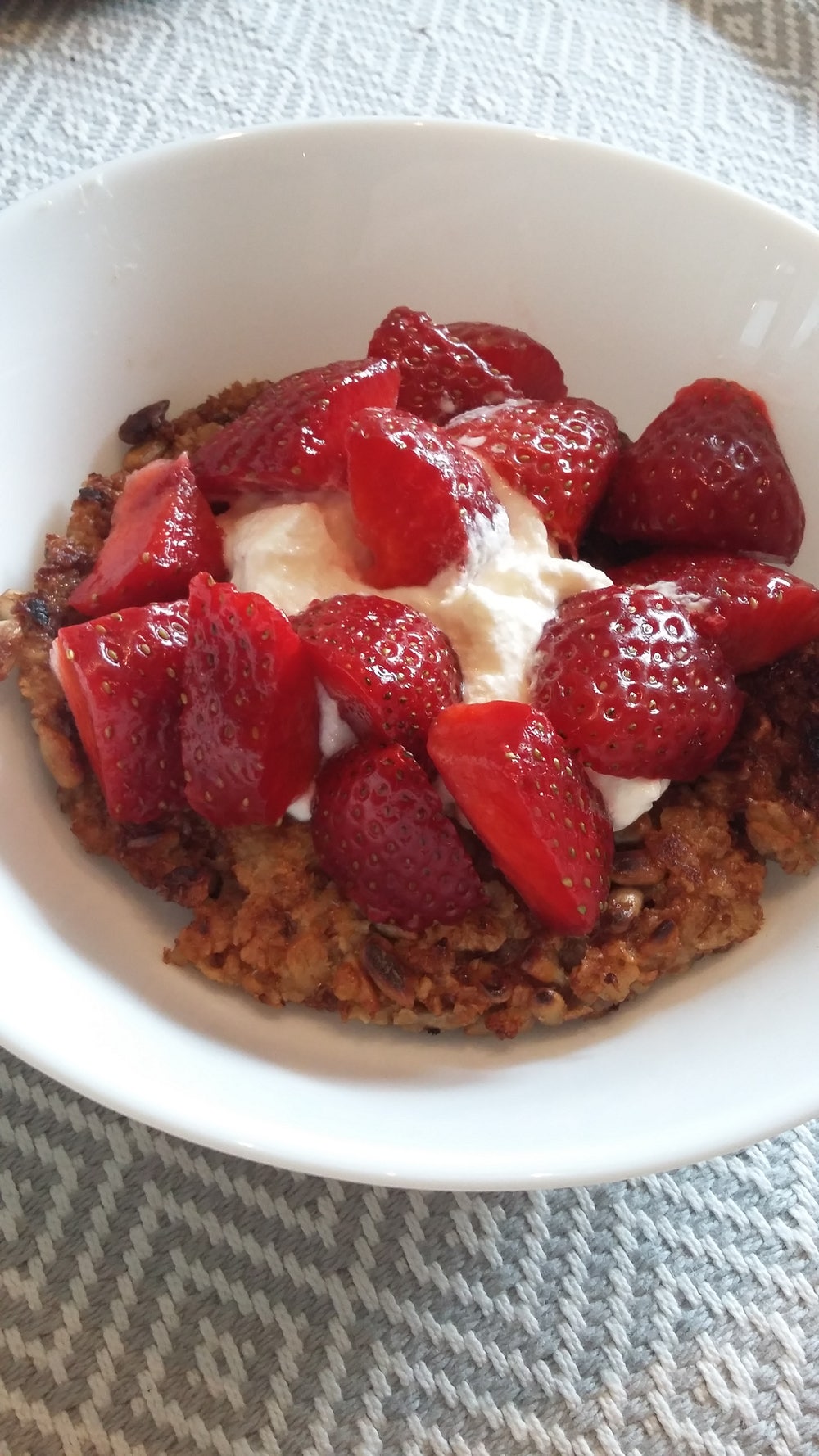 Stekt gröt med jordgubbar och yoghurt