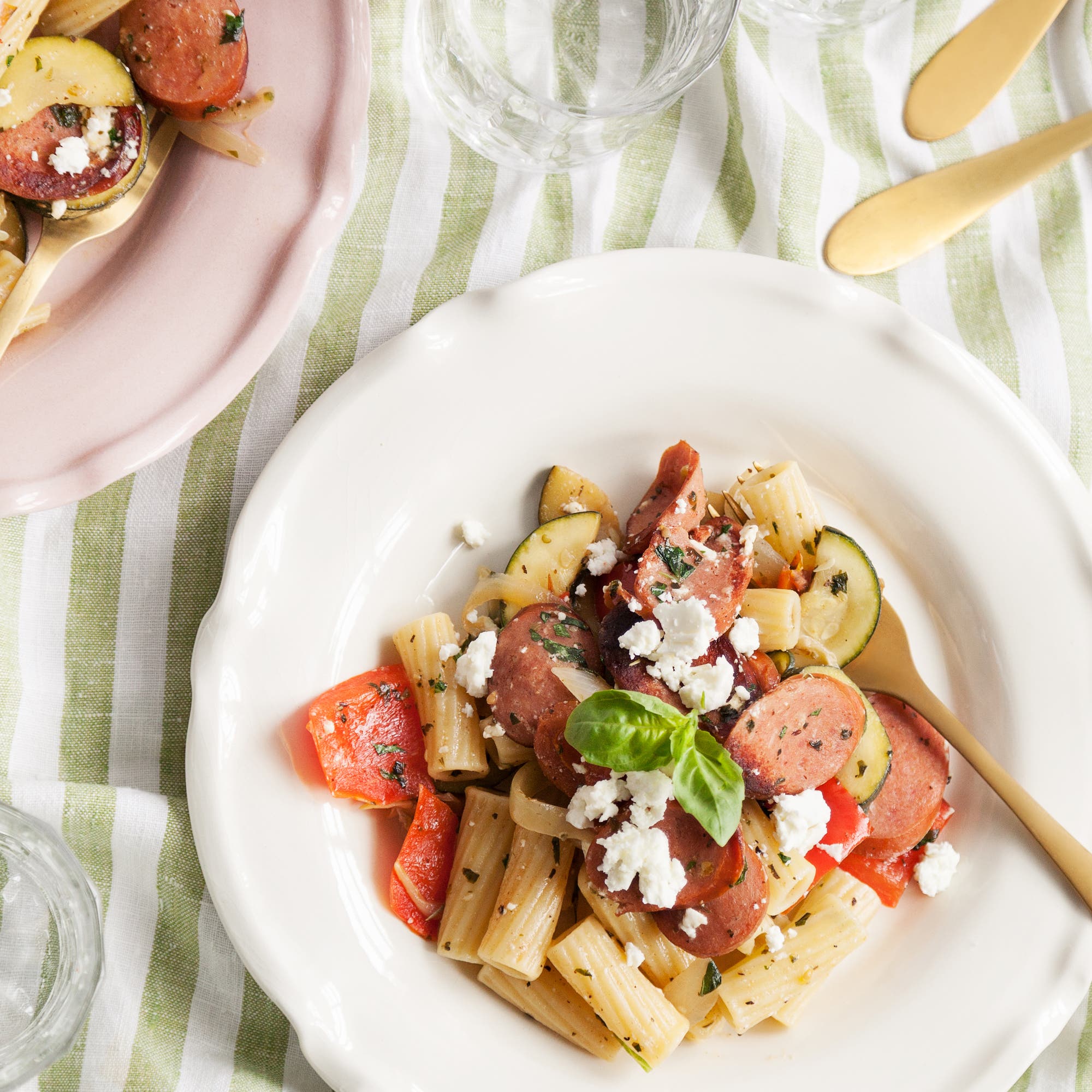 Sommarpasta med chorizo, grönsaker och fetaost