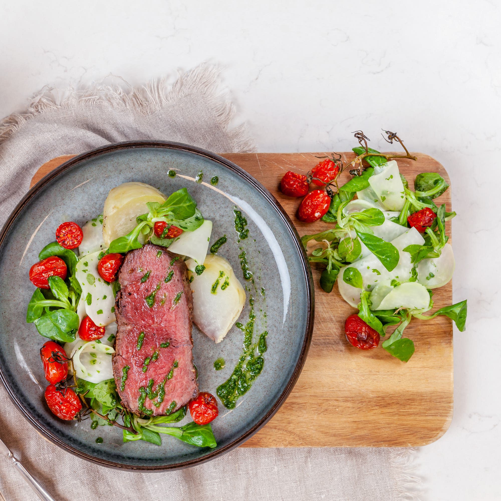 Ryggbiff med två sorters kålrabbi, brynt smör och chimichurri