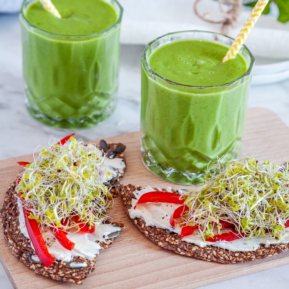 Grön smoothie och knäcke med färskost och paprika