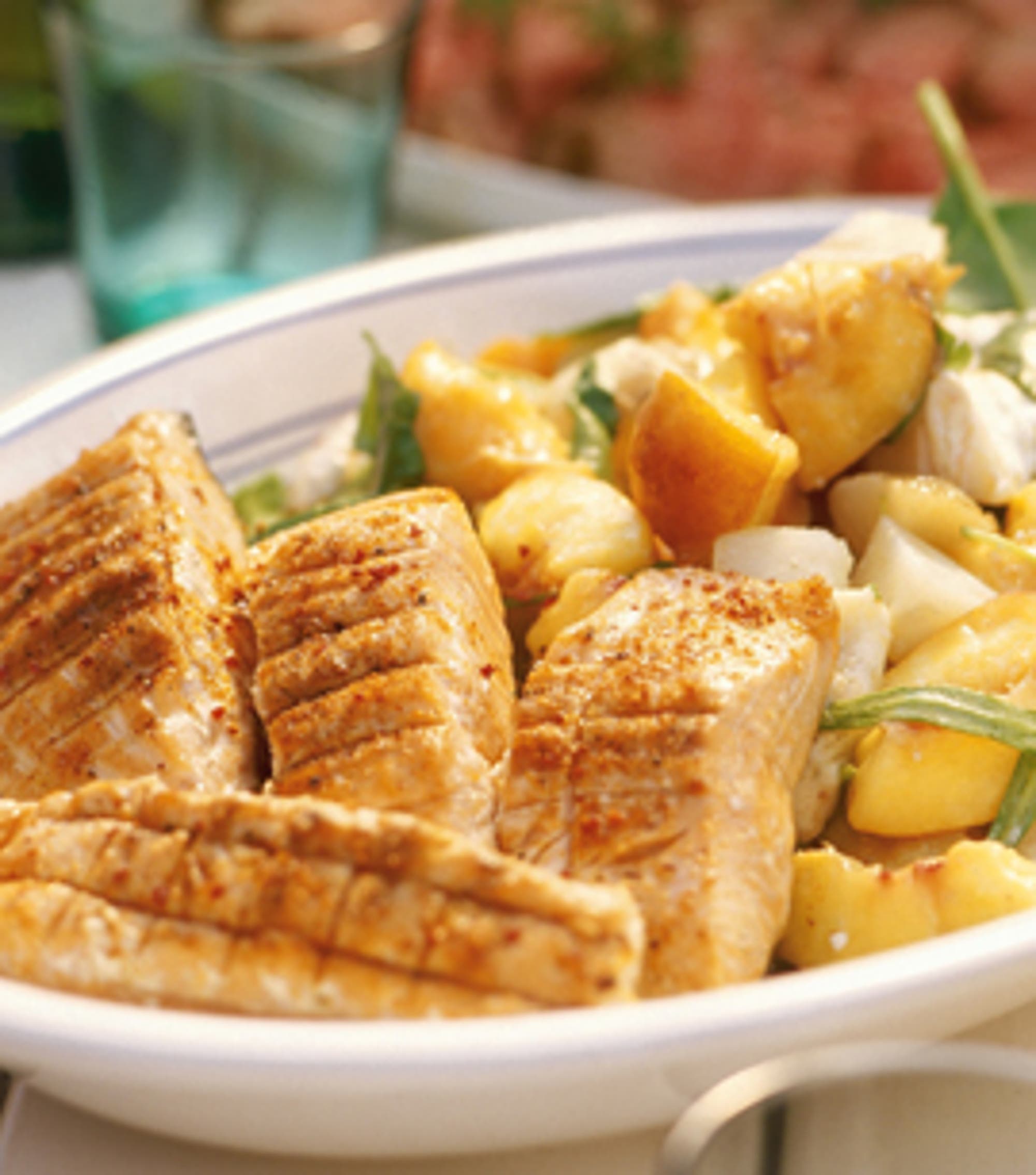 Honungsgrillad lax med potatis- & persikosallad