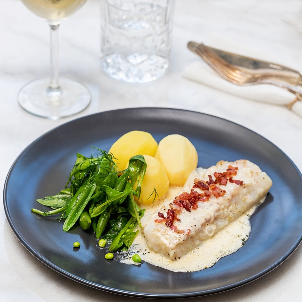 Bakad torskrygg med beurre blanc och knaperstekt bacon