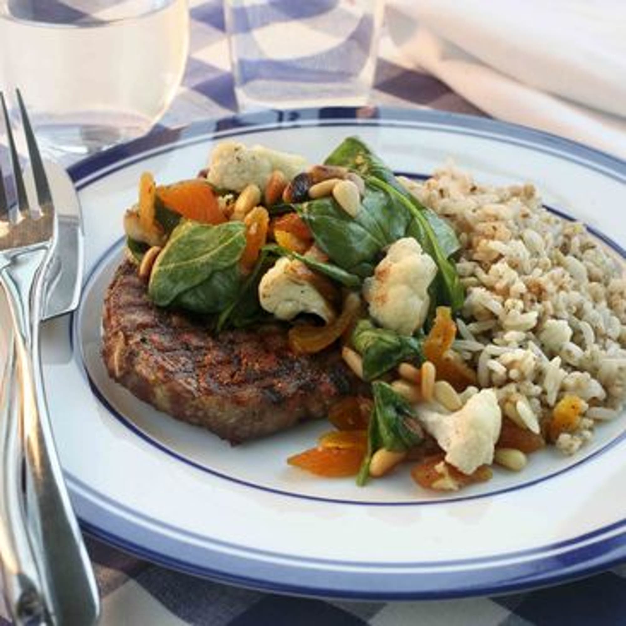Karrékotlett med ris & bulgur och ljummen sallad
