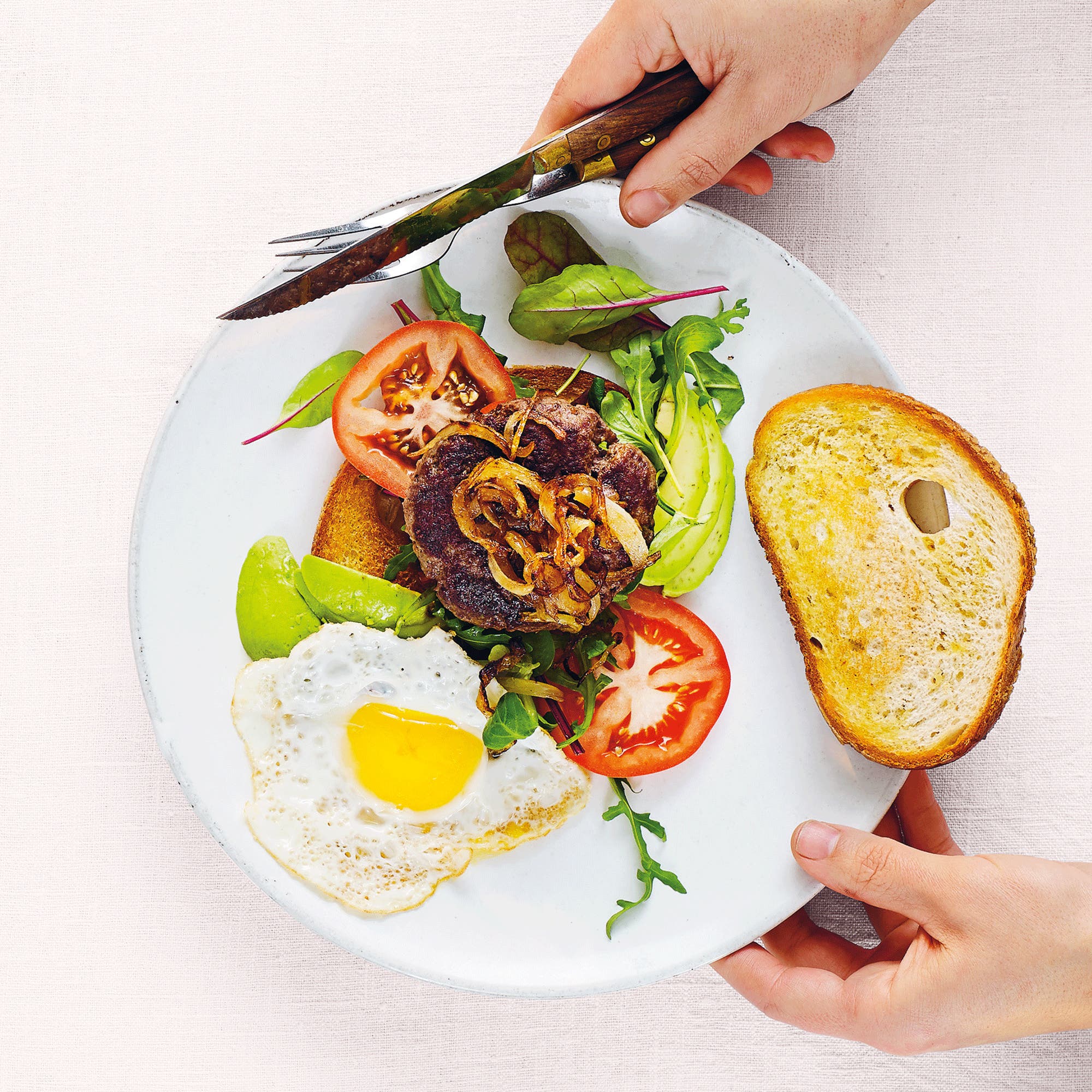 Fredagskockens burgare med karameliserad lök, stekt ägg och avokado