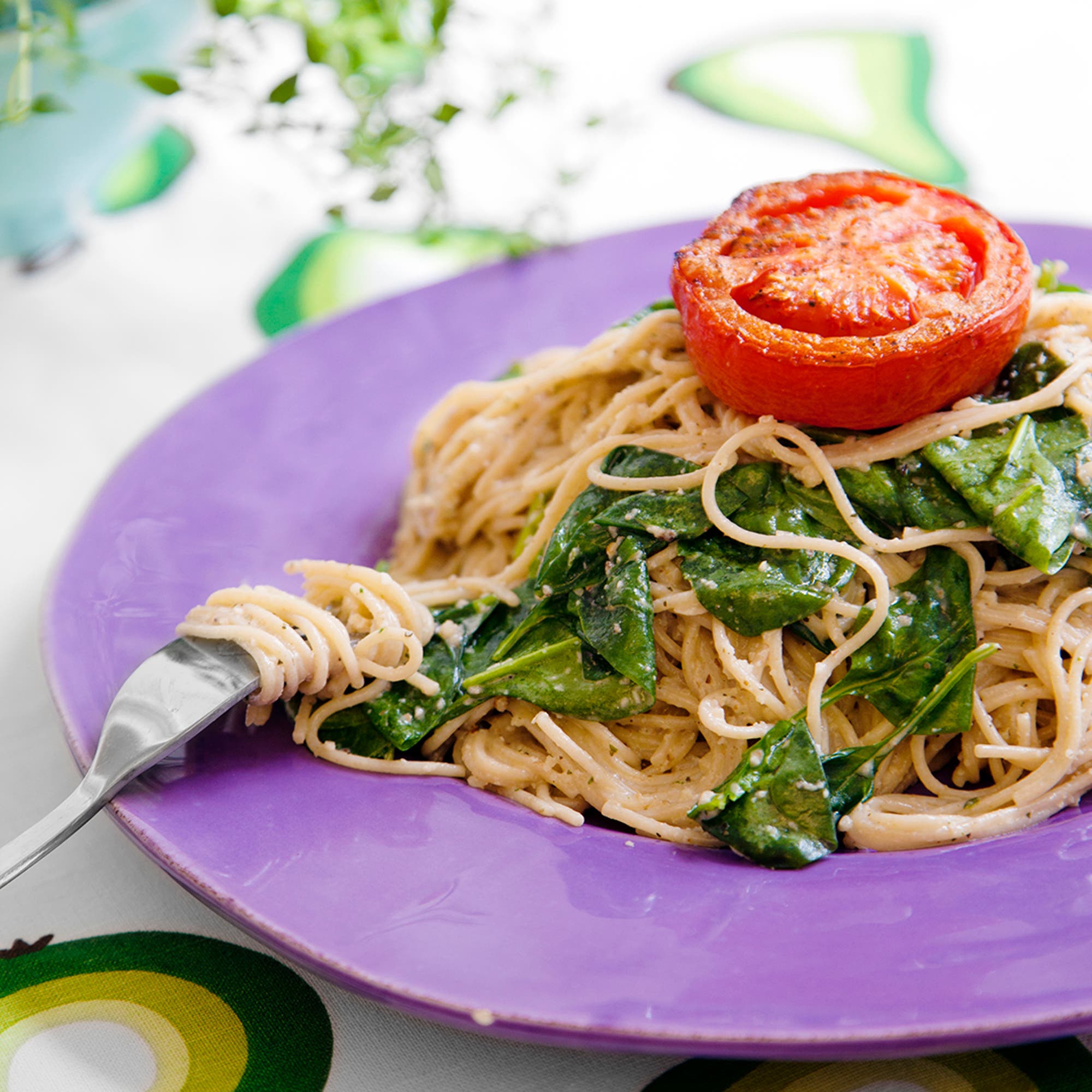 Pasta med solrospesto och bakade körsbärstomater