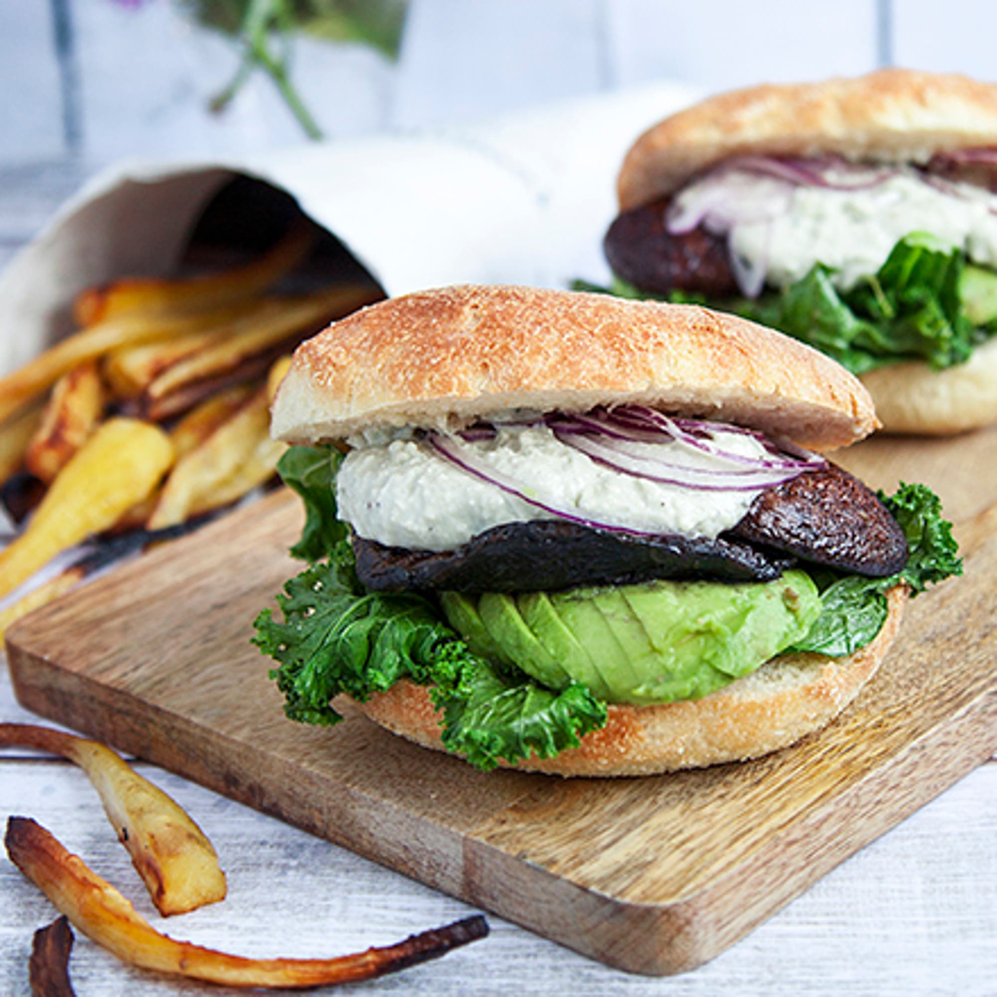 Portabelloburgare med ädelostdipp, avokado och palsternacksstrips