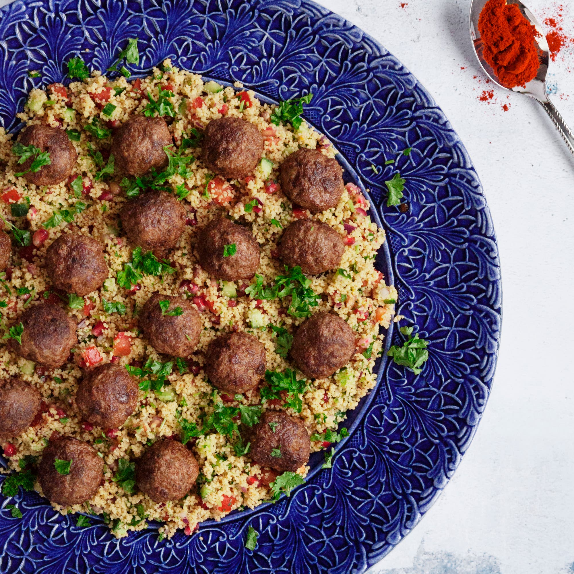 Kryddiga köttbullar med tabbouleh och myntayoghurt