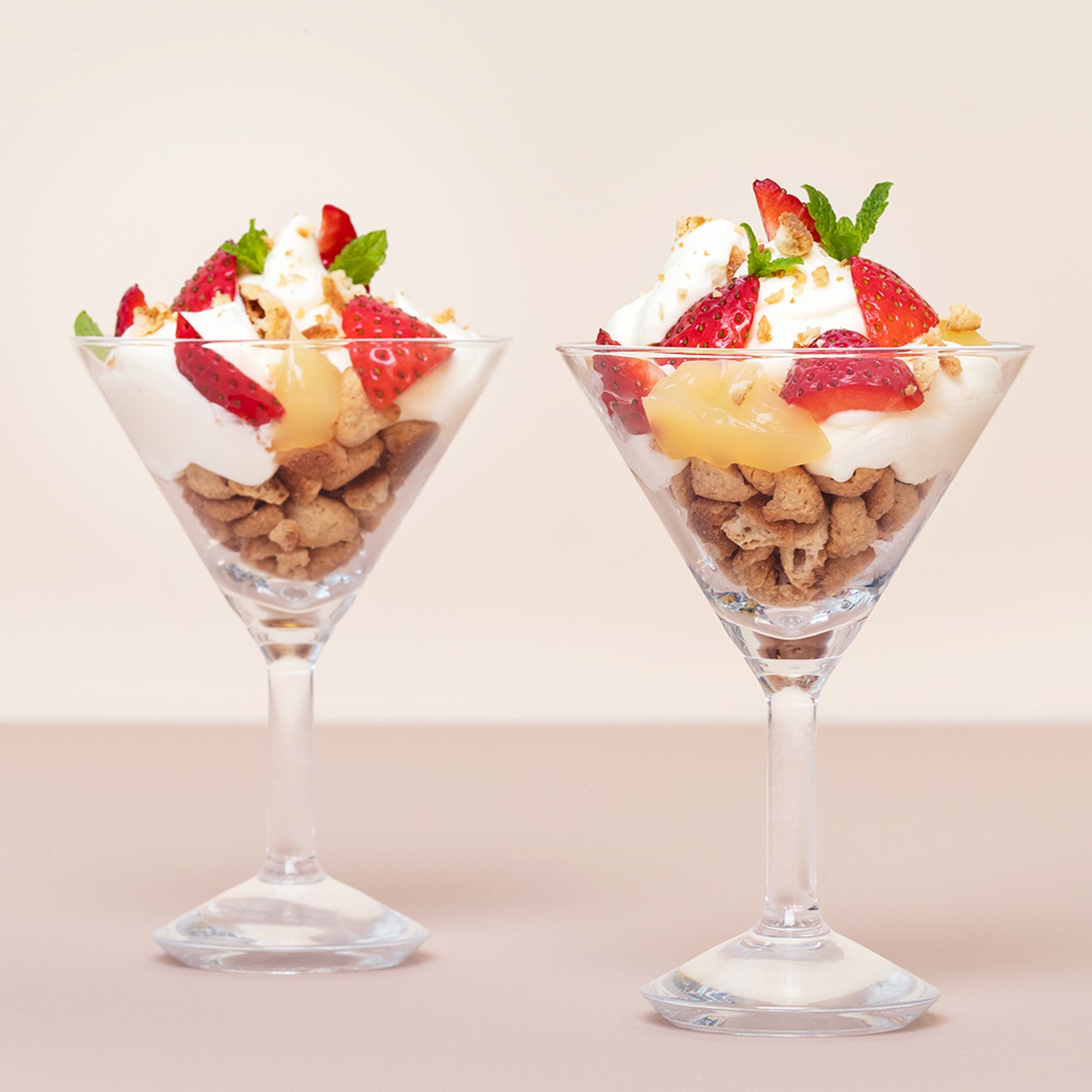 Snabb citroncheesecake i glas med jordgubbar