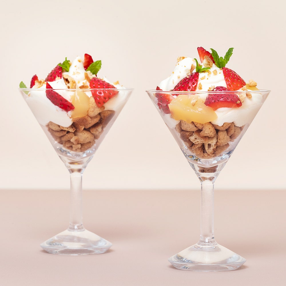 Snabb citroncheesecake i glas med jordgubbar