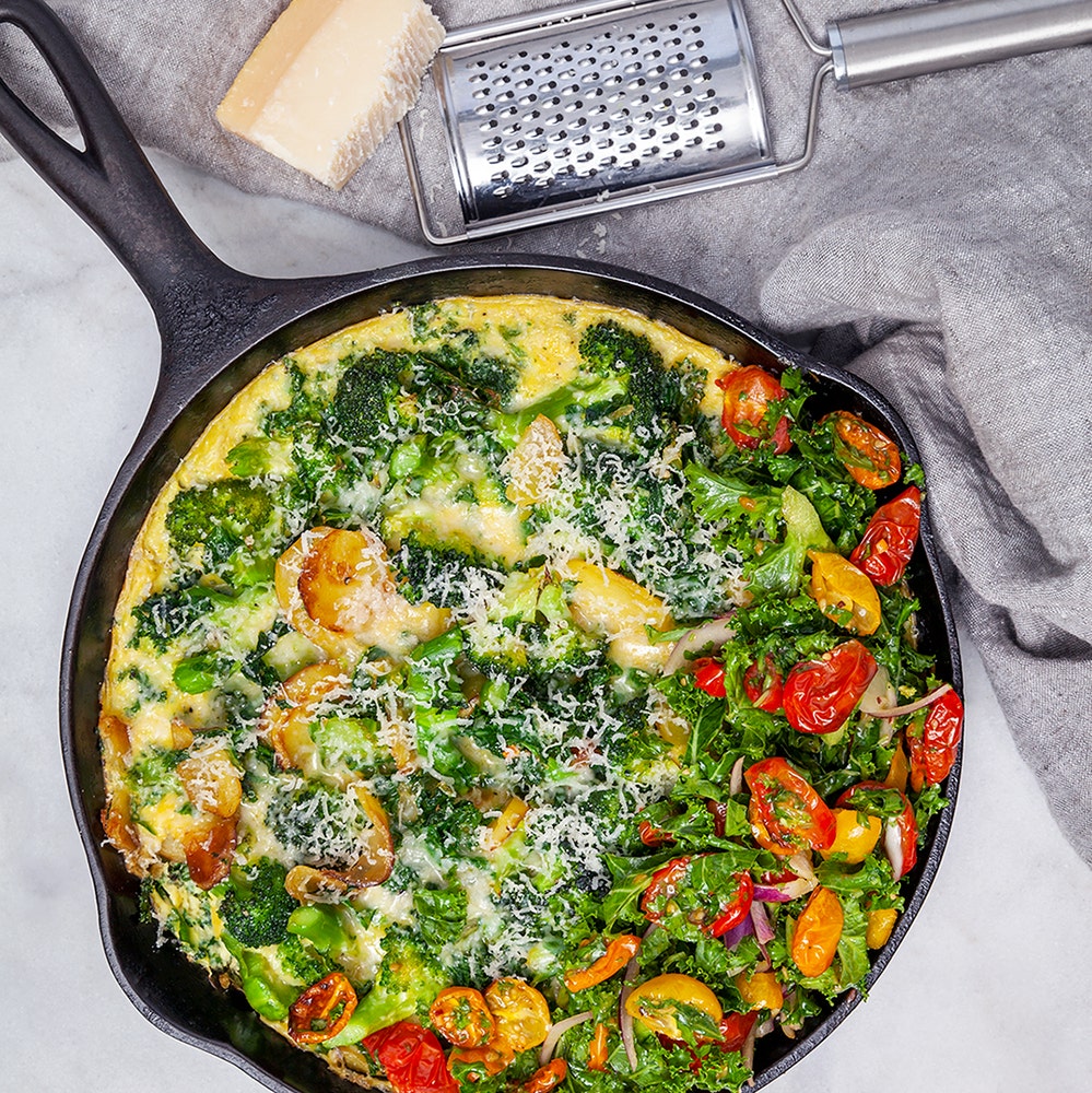 Grönkålsfrittata med rostad tomatsallad