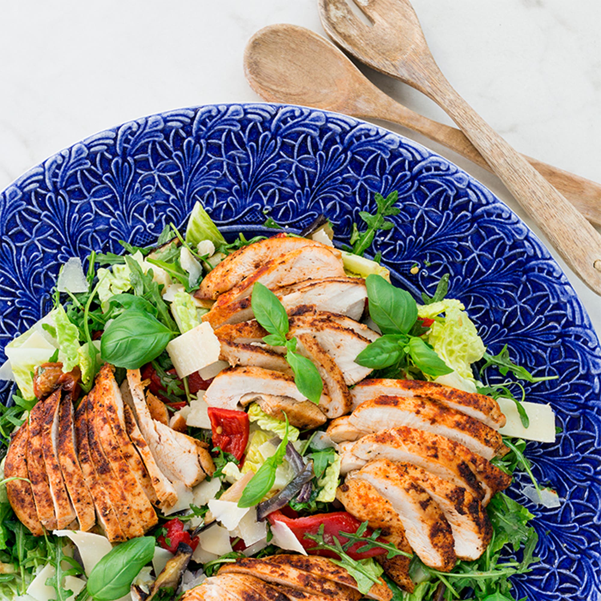 Italiensk kycklingsallad med grillade grönsaker och parmesan