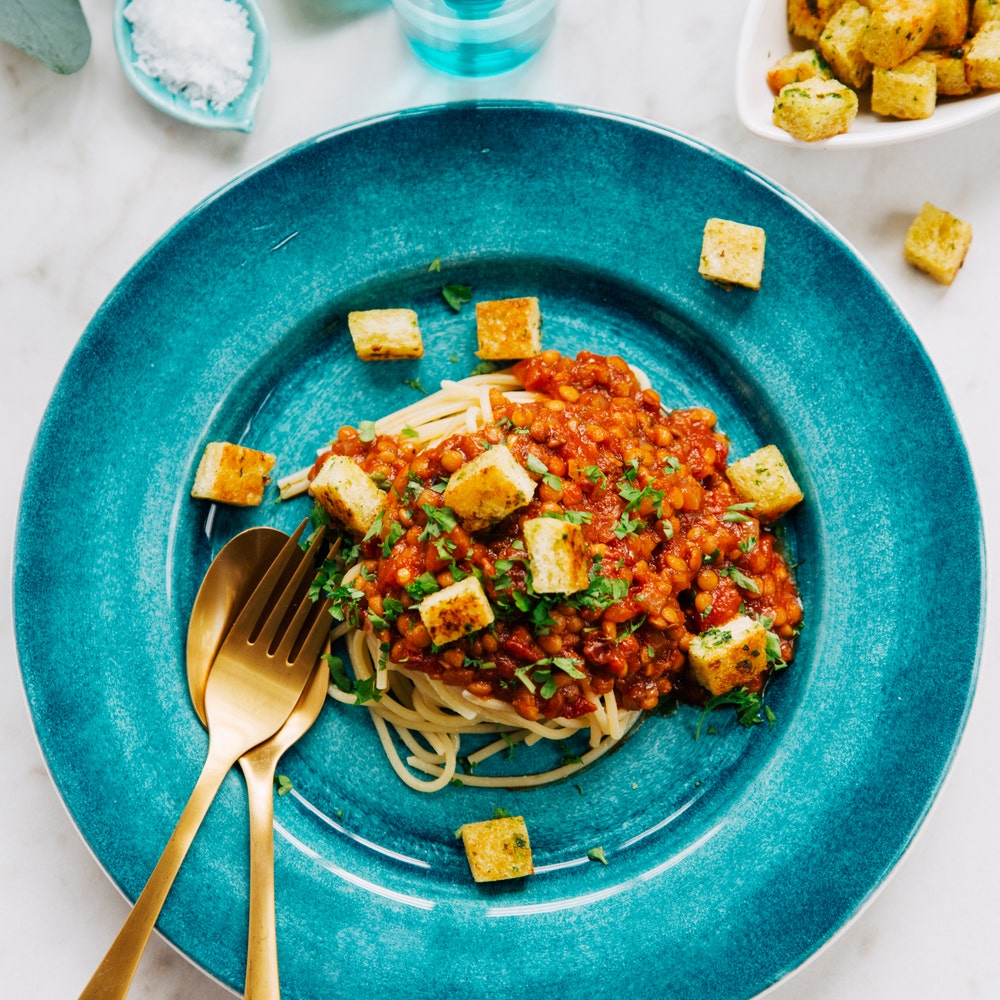 Spaghetti pomodoro med linser och persiljekrutonger