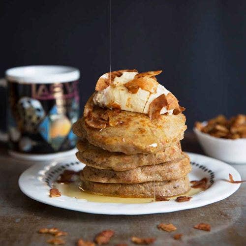 Bananpannkakor med jordnötsfluff, kokosbacon och lönnsirap