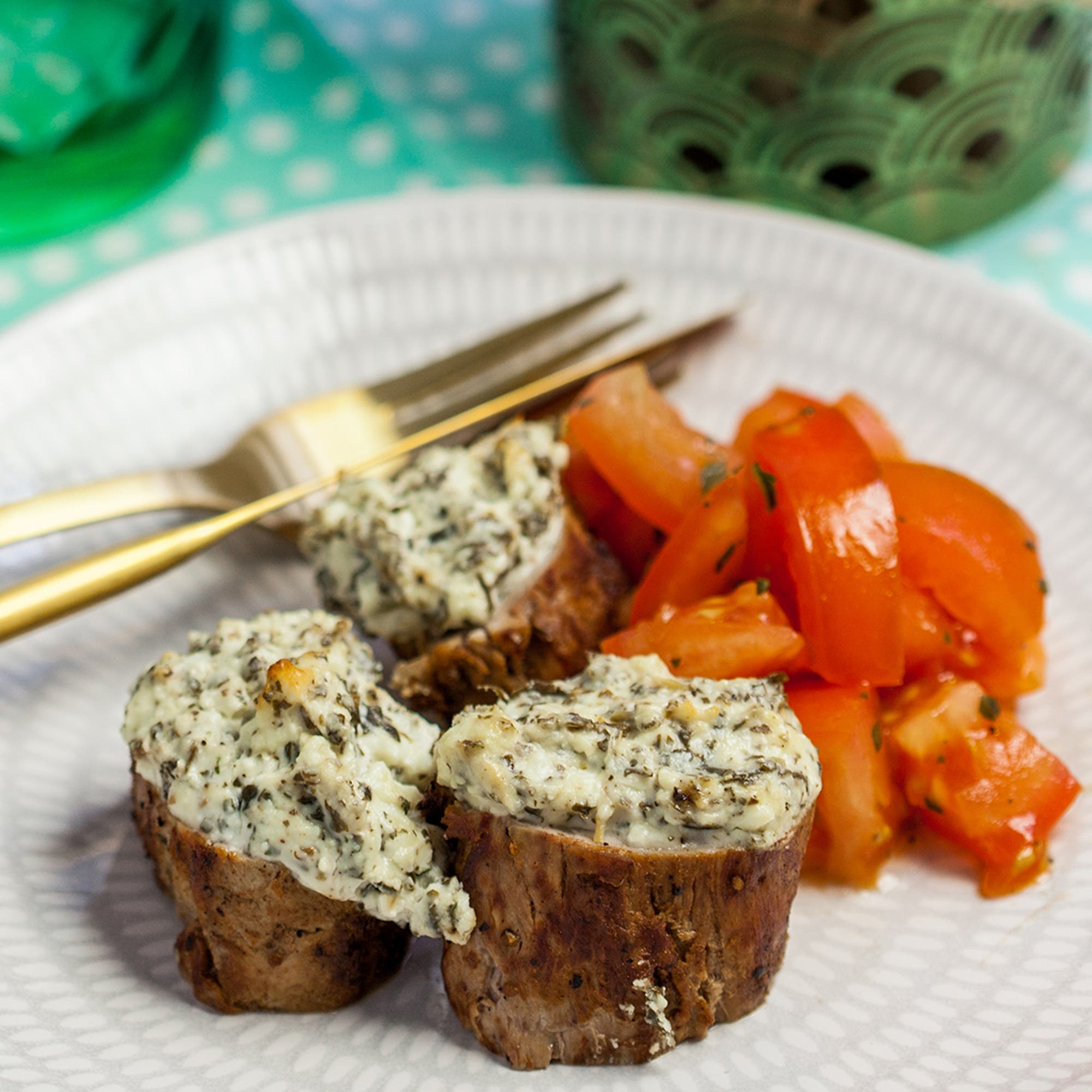 Fetaostgratinerad fläskfilé med klyftpotatis och tomatsallad