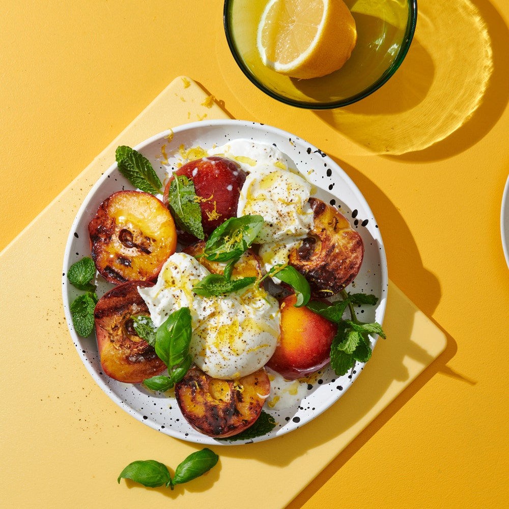 Grillad persika med krämig burrata
