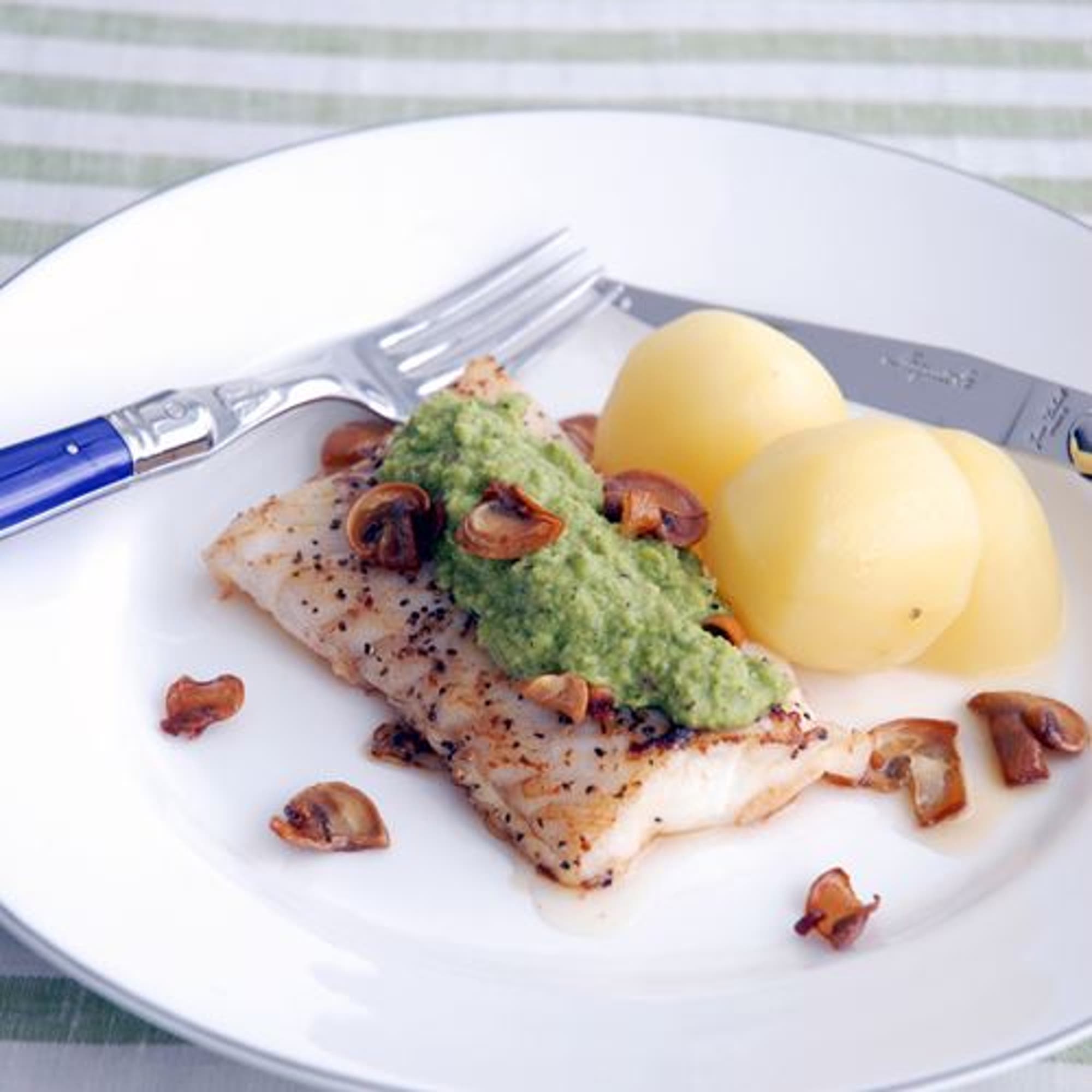 Lättstekt torsk med ärtpuré och svampchips