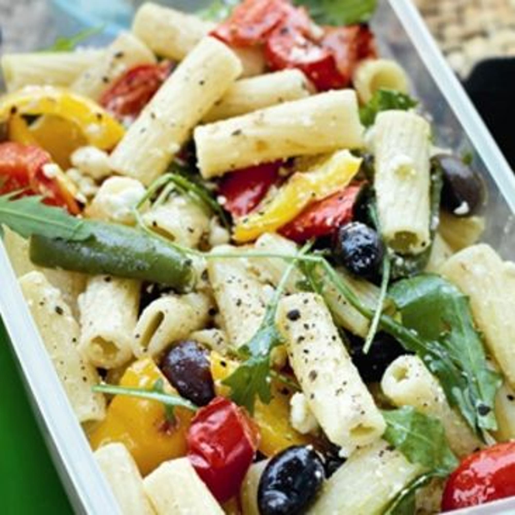 Pastasallad med rostad paprika, fetaost, oliver och rucola