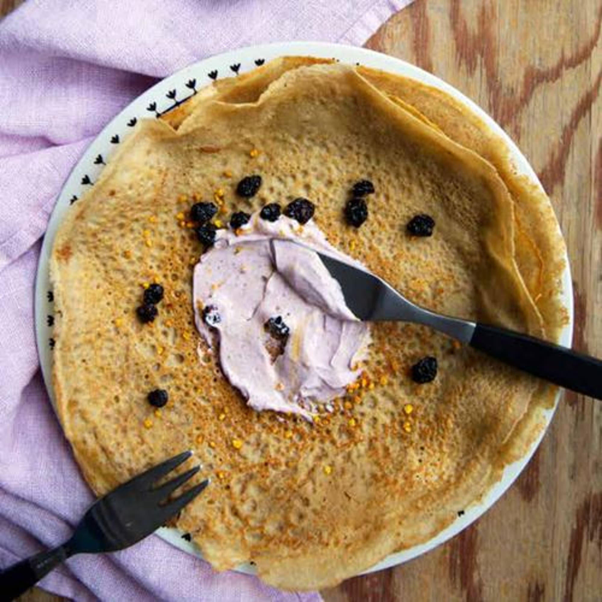 Teffpannkakor med acaiyoghurt och bipollen