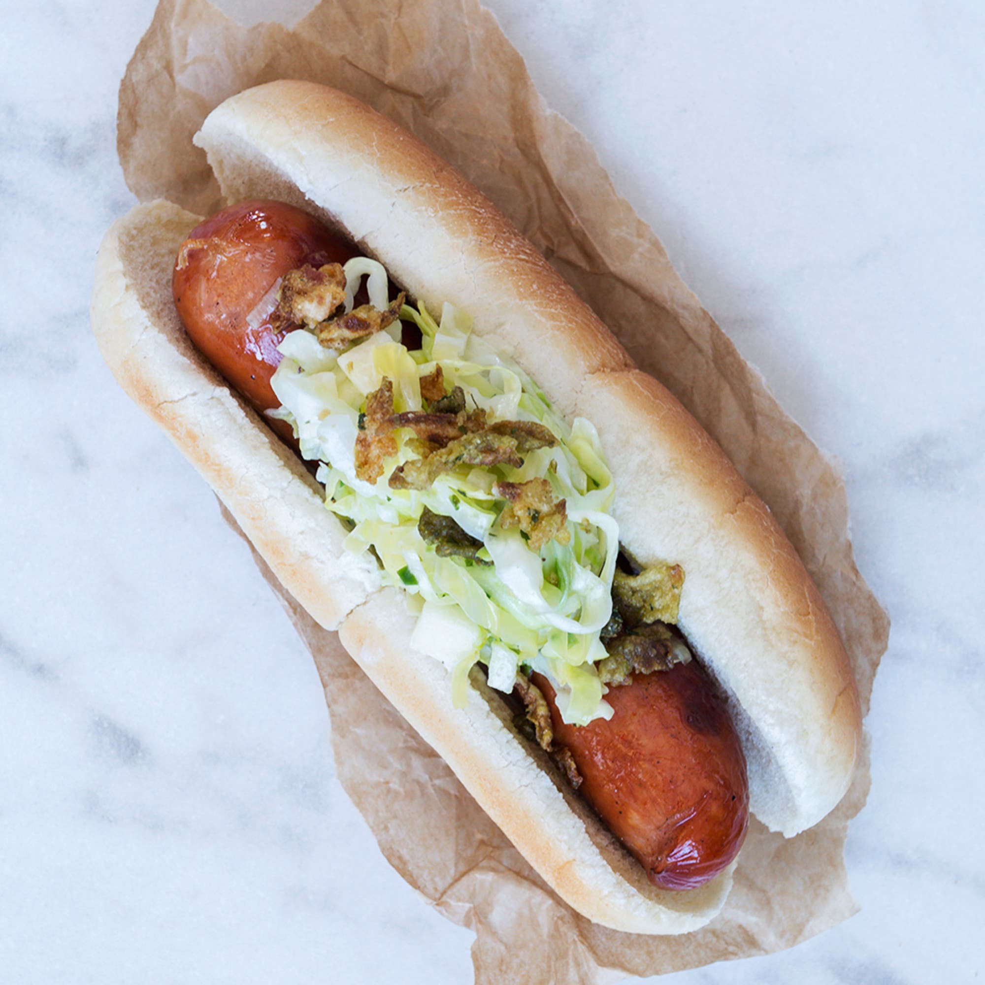 Kycklingkorv med spetskål- och äppelslaw med jalapeno