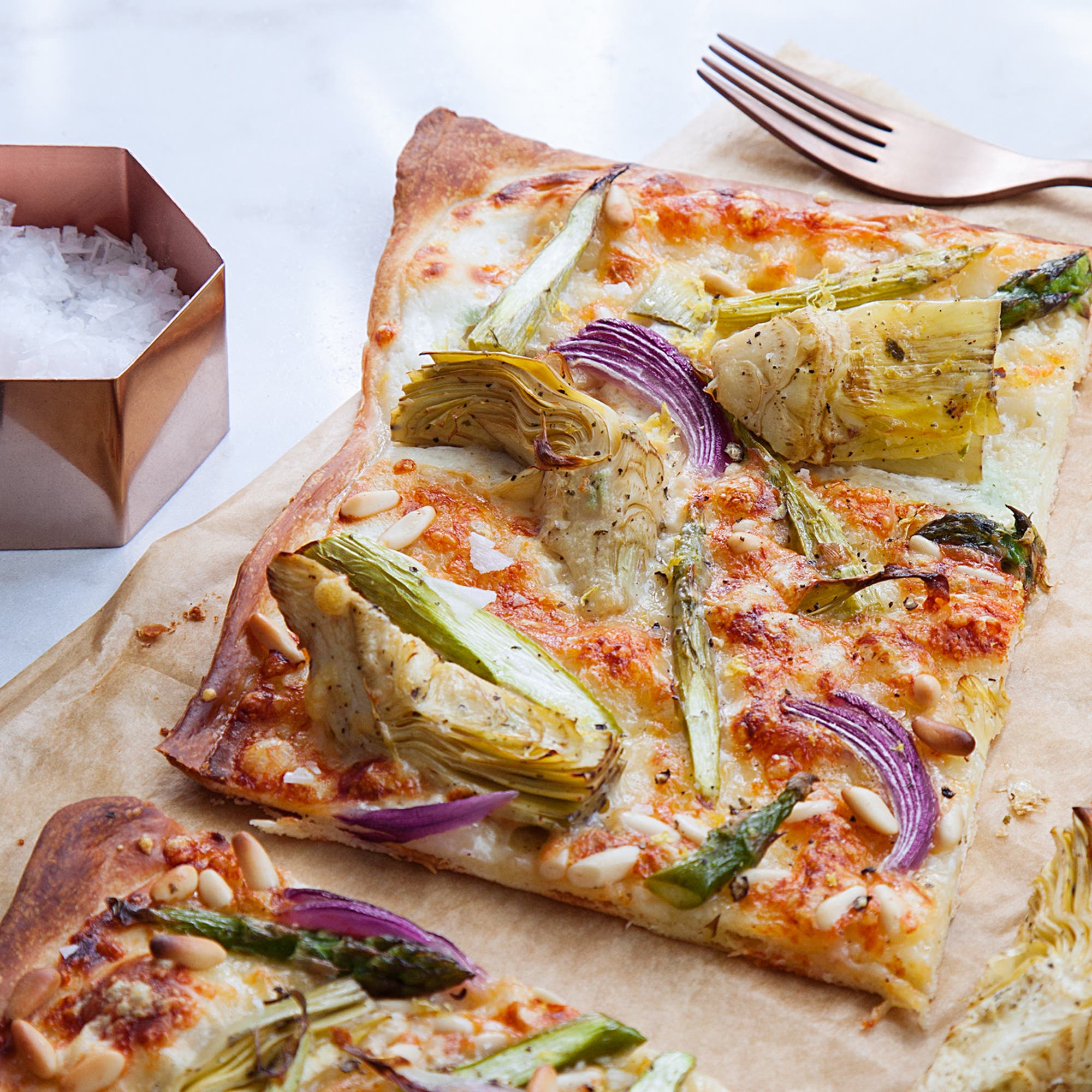 Pizza med kronärtskocka, sparris och mandlar