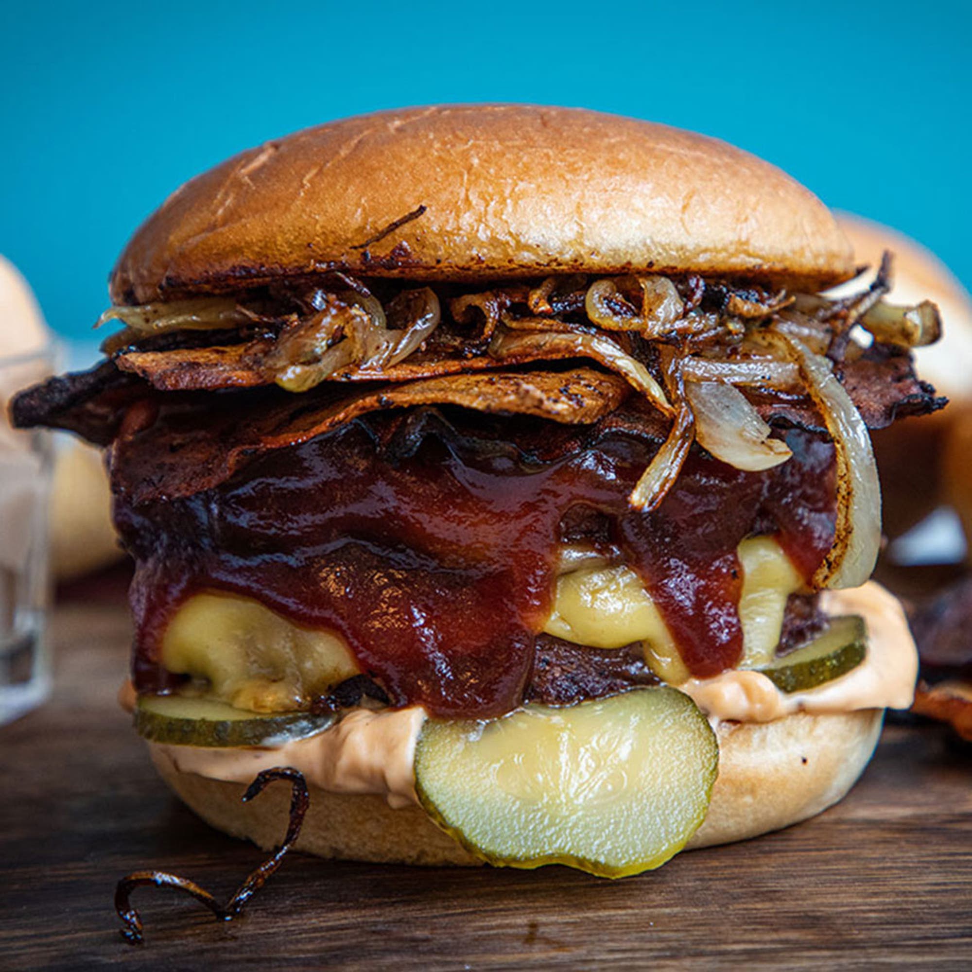 Dubbel BBQ vegoburgare med fejkon och chipotlemajjo