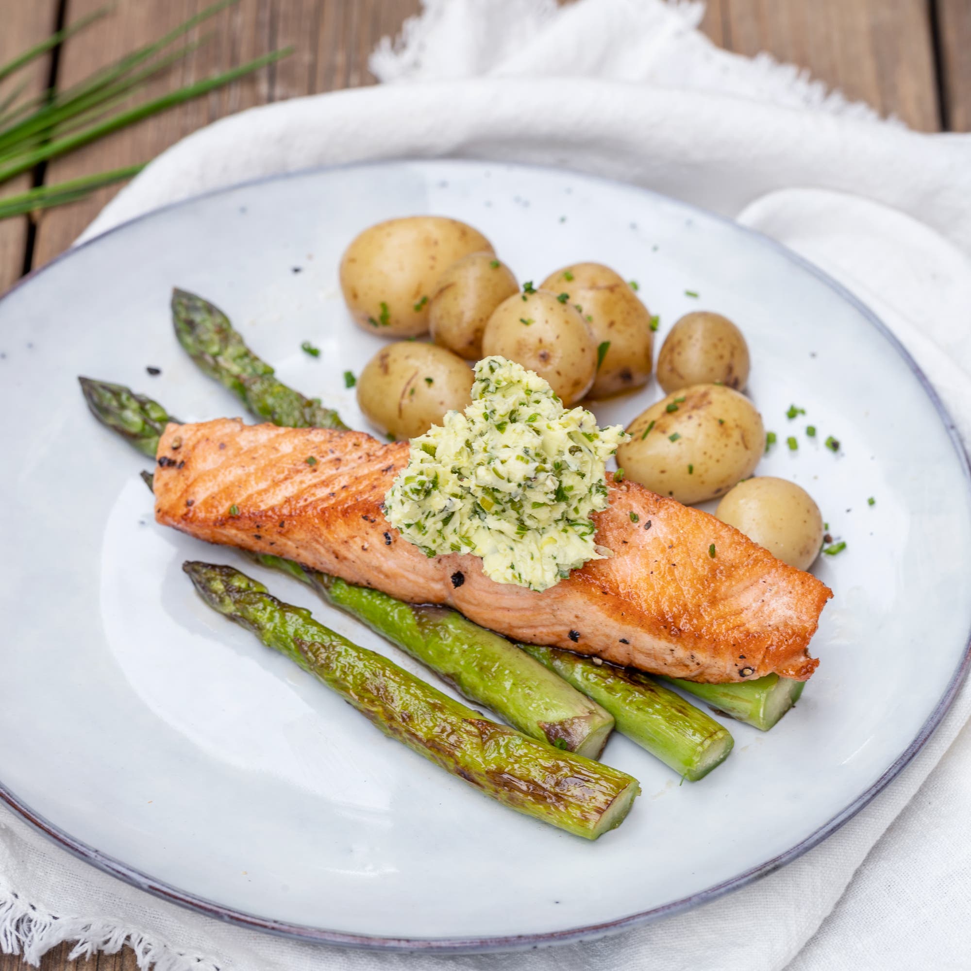Grillad laxfilé med sparris och gräslökssmör