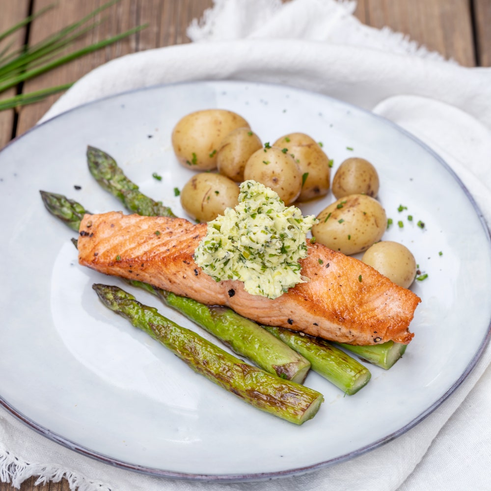 Grillad laxfilé med sparris och gräslökssmör