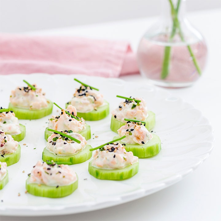 Gurksnittar med kallrökt lax, wasabi och sesamfrön