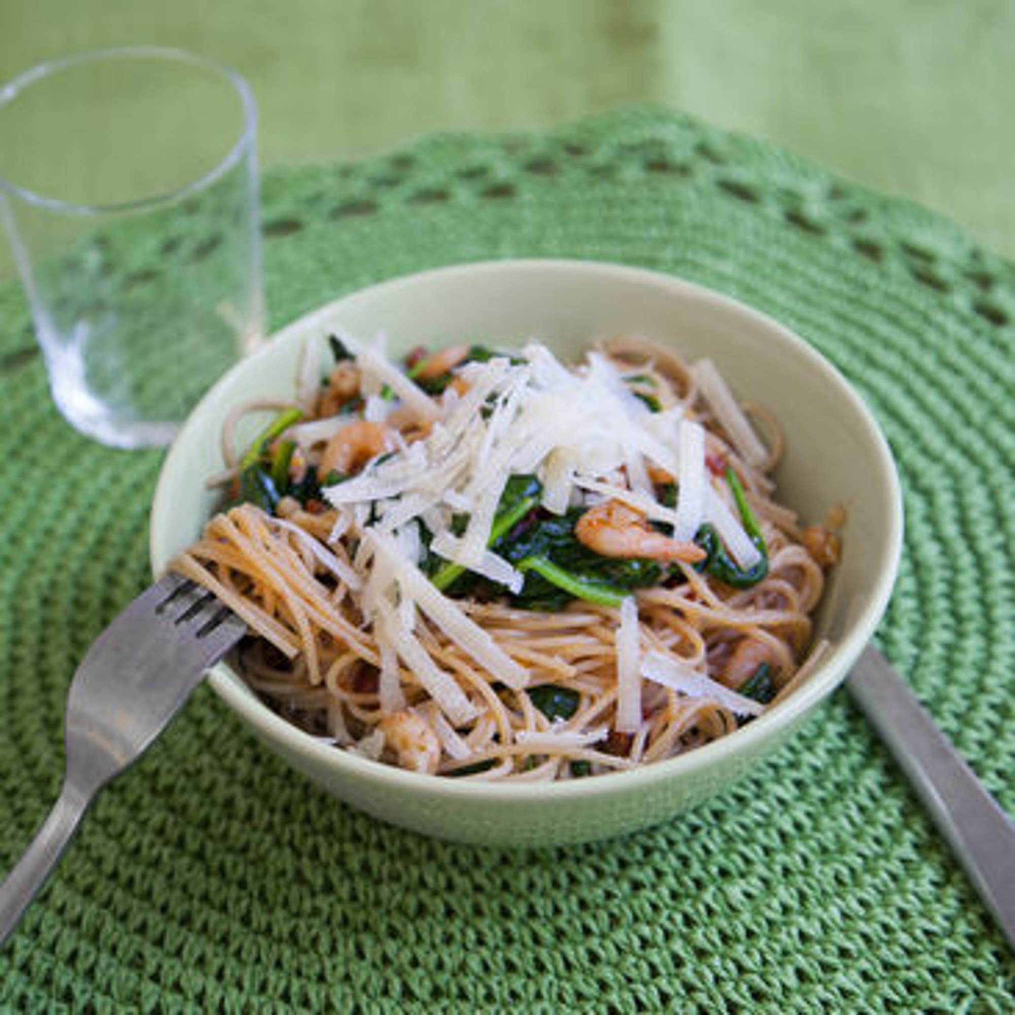 Kryddig räkpasta med spenat och färsk parmesan