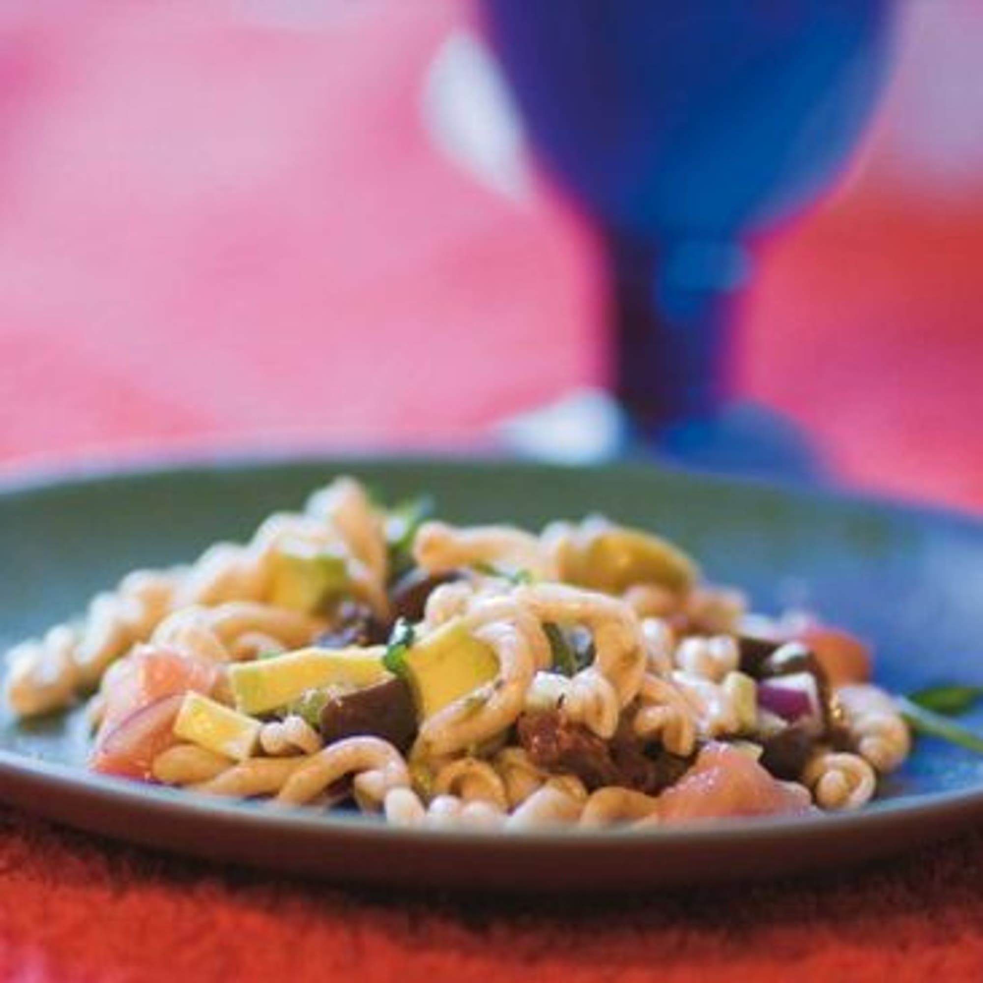 Grekisk pastasallad med avokado
