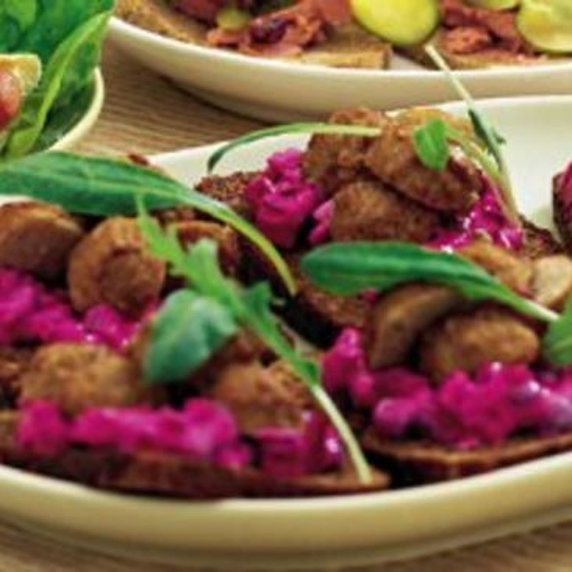 Köttbullssmörgås med rödbetssallad