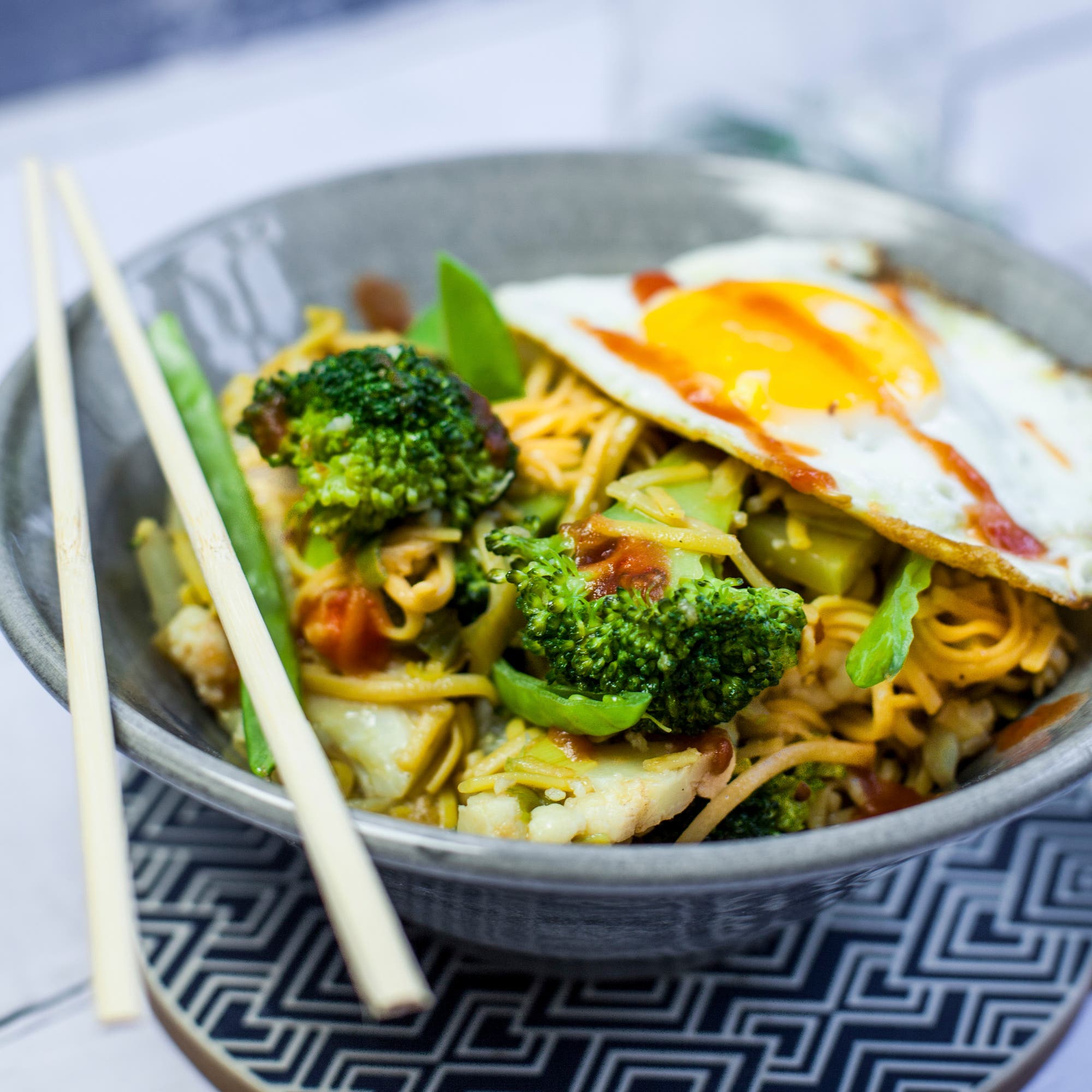 Nudelwok med broccoli och lättstekt ägg