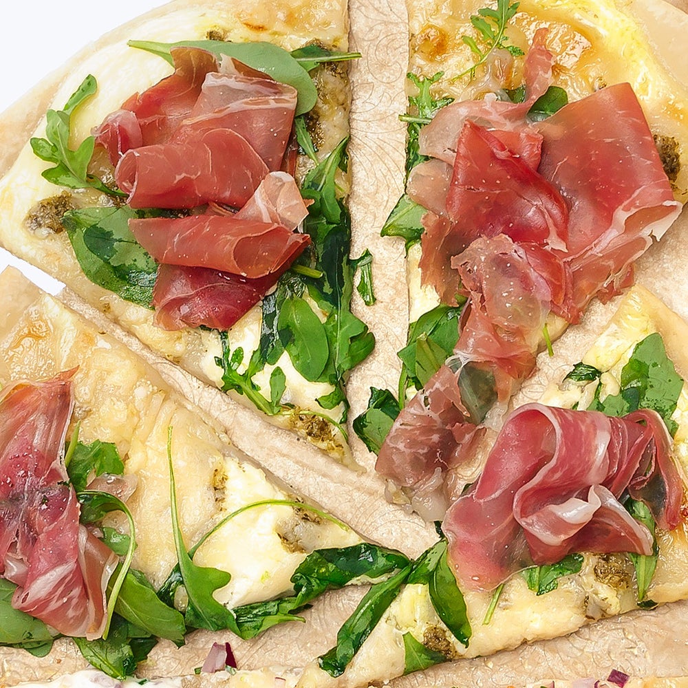 Pizza bianco med pesto och parmaskinka