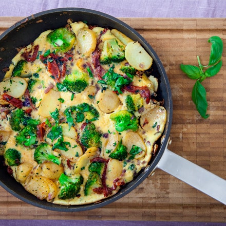 Potatisfrittata med tomater och broccoli