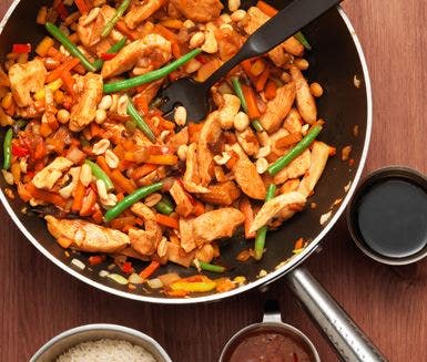 Kycklingwok med sweet chili och jordnötter