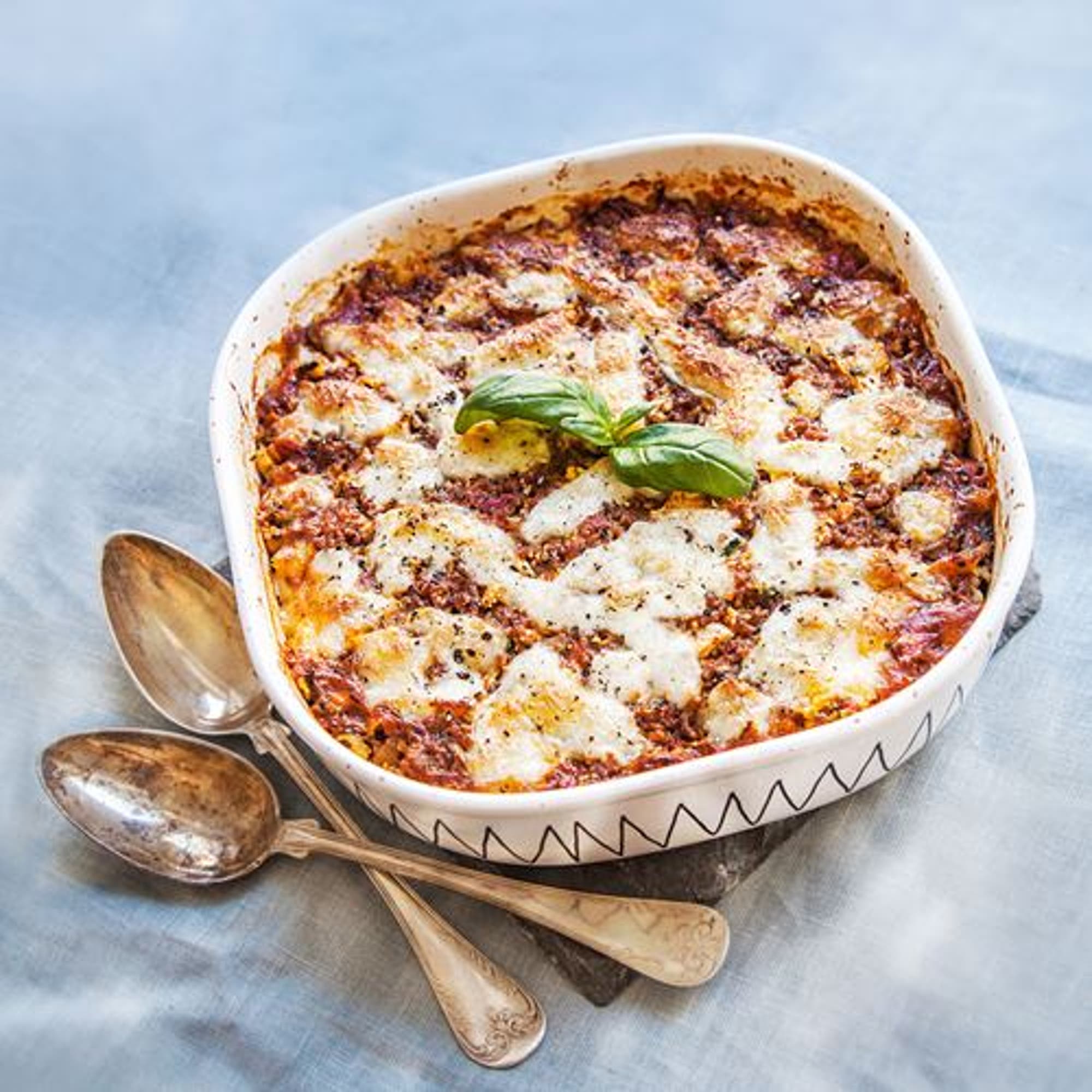 Köttfärs- och zucchinigratäng med blomkål och mozzarella