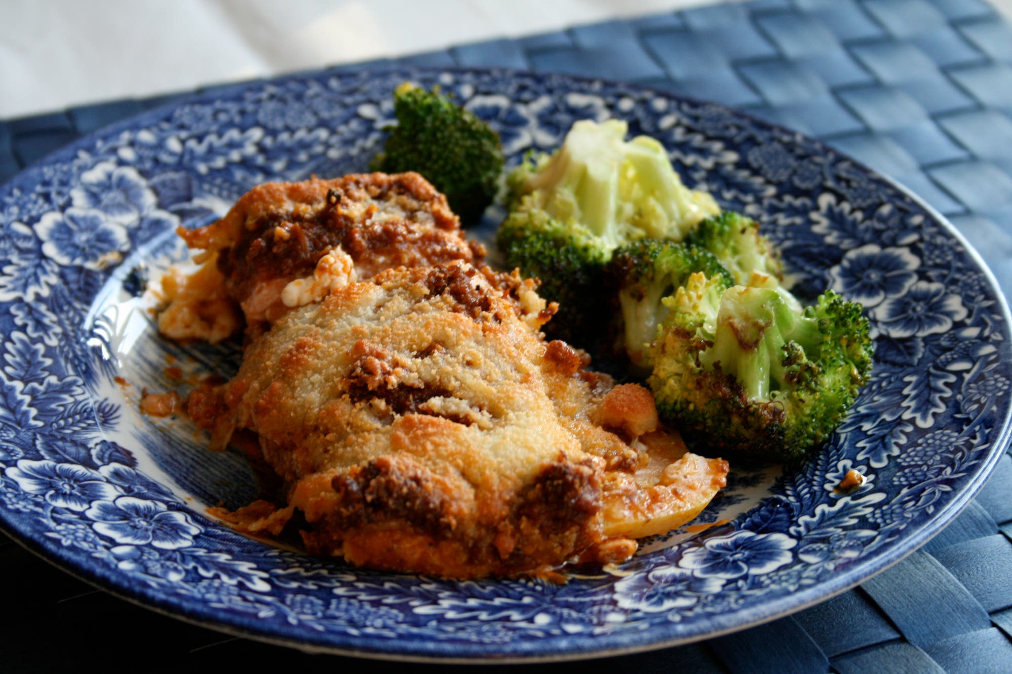 Ungsbakad lax med citronpesto och broccoli