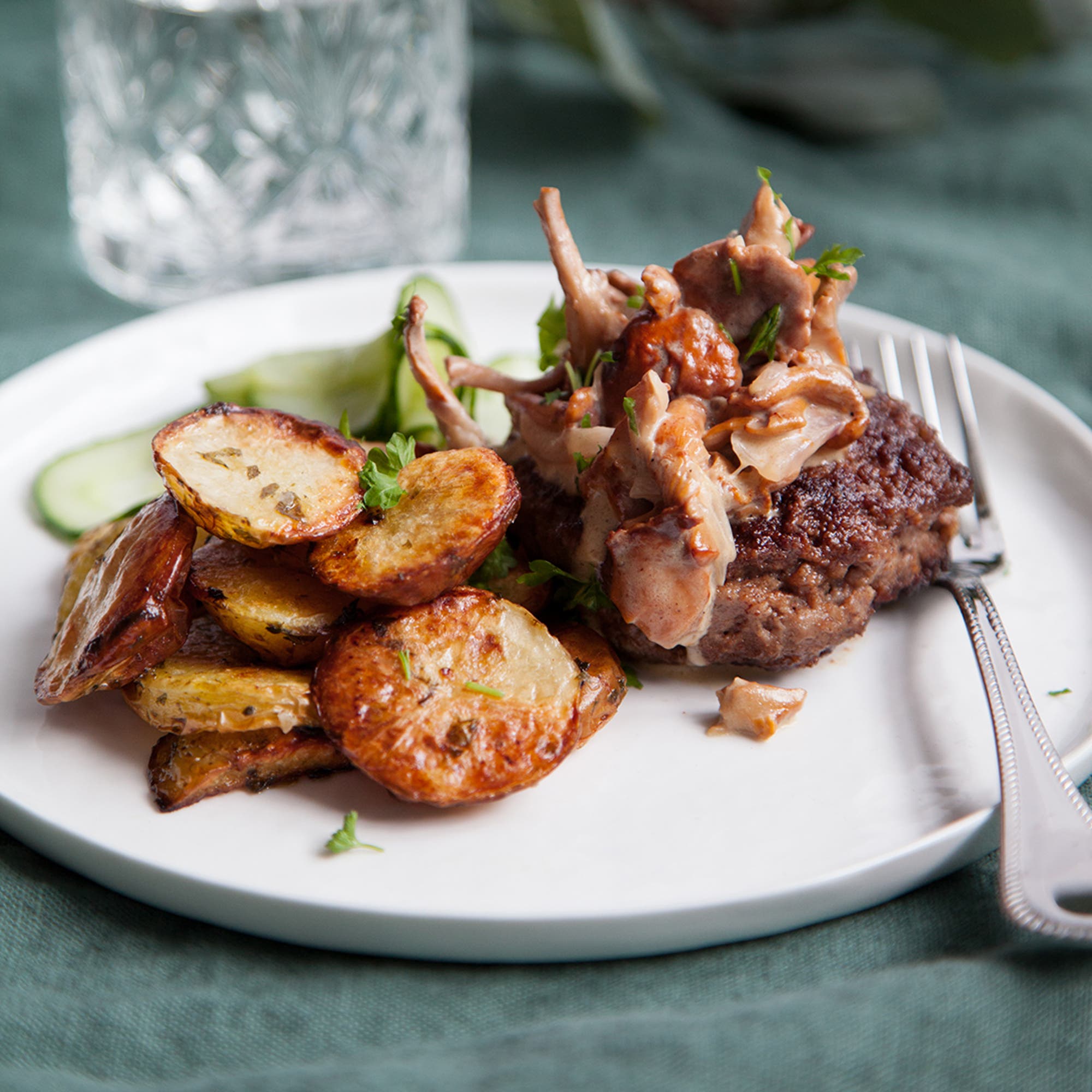 Nötfärsbiffar med basilikarostad potatis och kantarellfräs